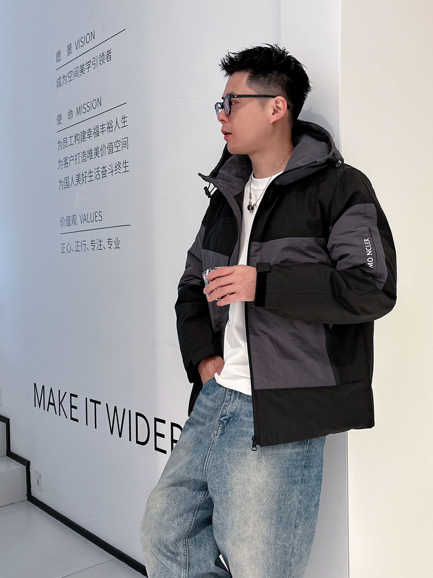 蒙口 官网款2025秋冬新款羽绒服。这款号称羽绒服届最高端的，全部90绒的三标齐全带着经典的Logo组合