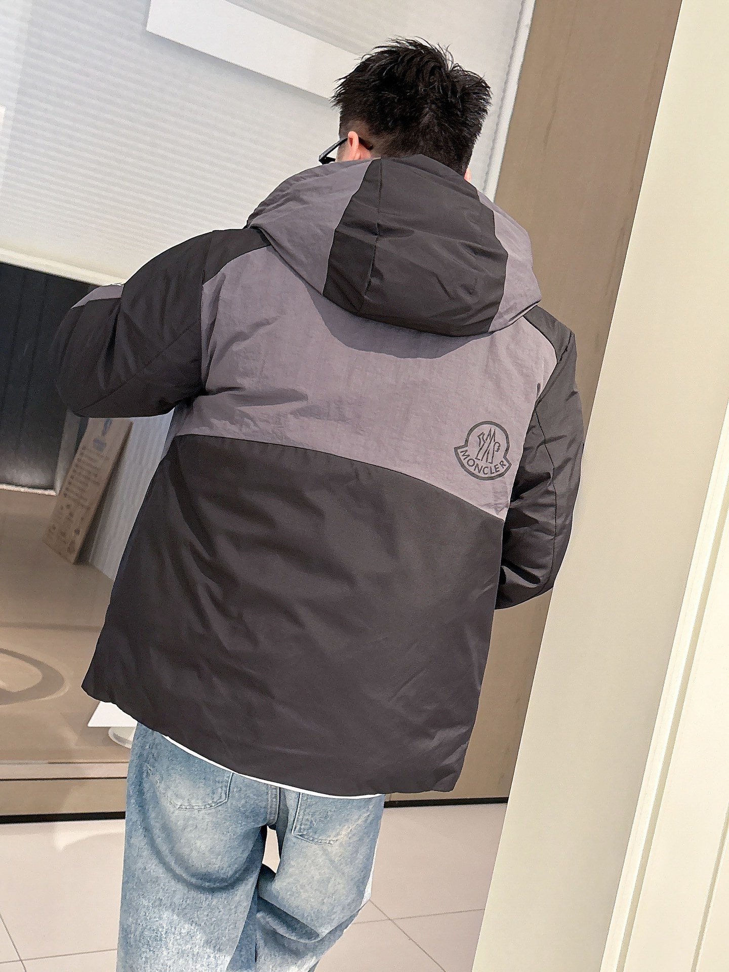 蒙口 官网款2025秋冬新款羽绒服。这款号称羽绒服届最高端的，全部90绒的三标齐全带着经典的Logo组合