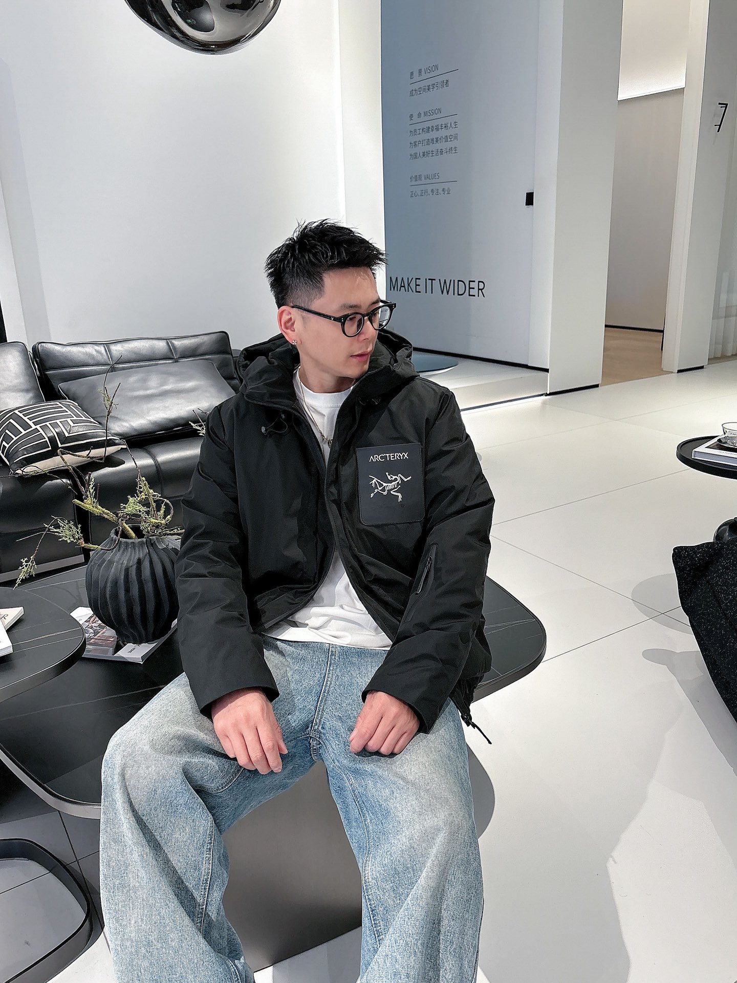 始祖鸟 官网款2025秋冬新款羽绒服。这款号称羽绒服届最高端的，全部90绒的三标齐全带着经典的Logo组