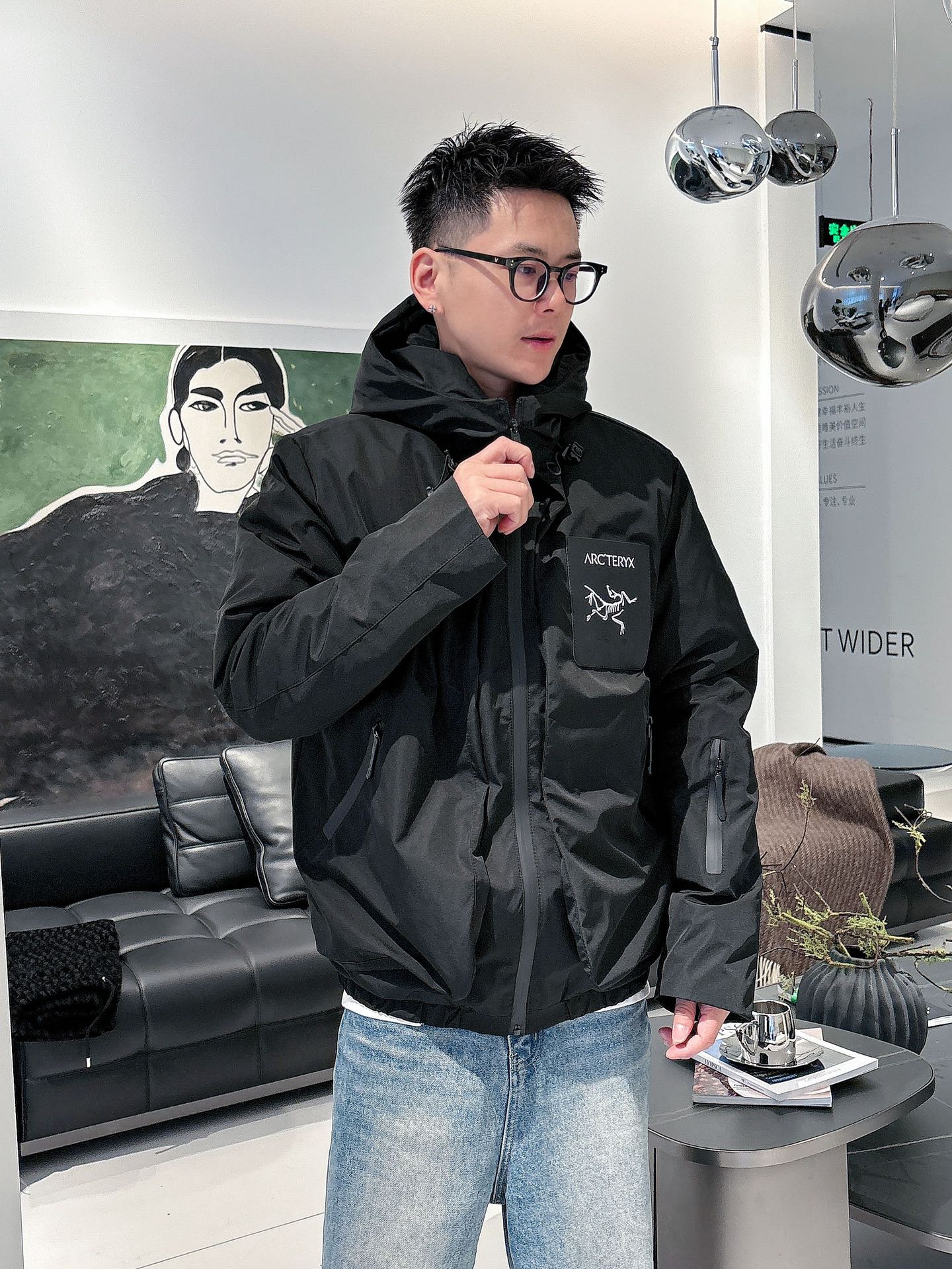 始祖鸟 官网款2025秋冬新款羽绒服。这款号称羽绒服届最高端的，全部90绒的三标齐全带着经典的Logo组