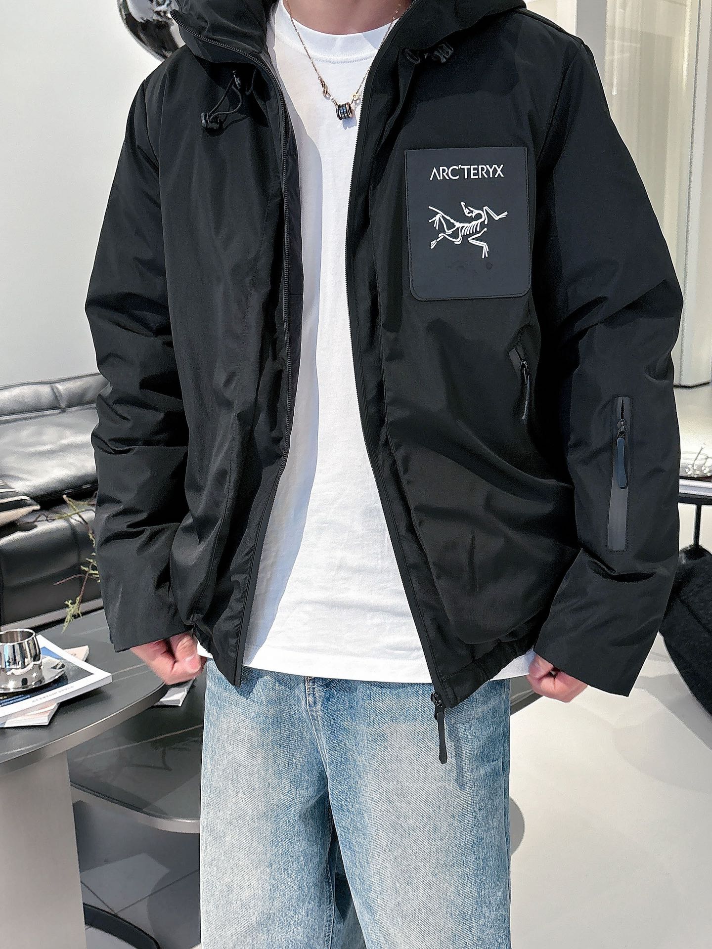 始祖鸟 官网款2025秋冬新款羽绒服。这款号称羽绒服届最高端的，全部90绒的三标齐全带着经典的Logo组