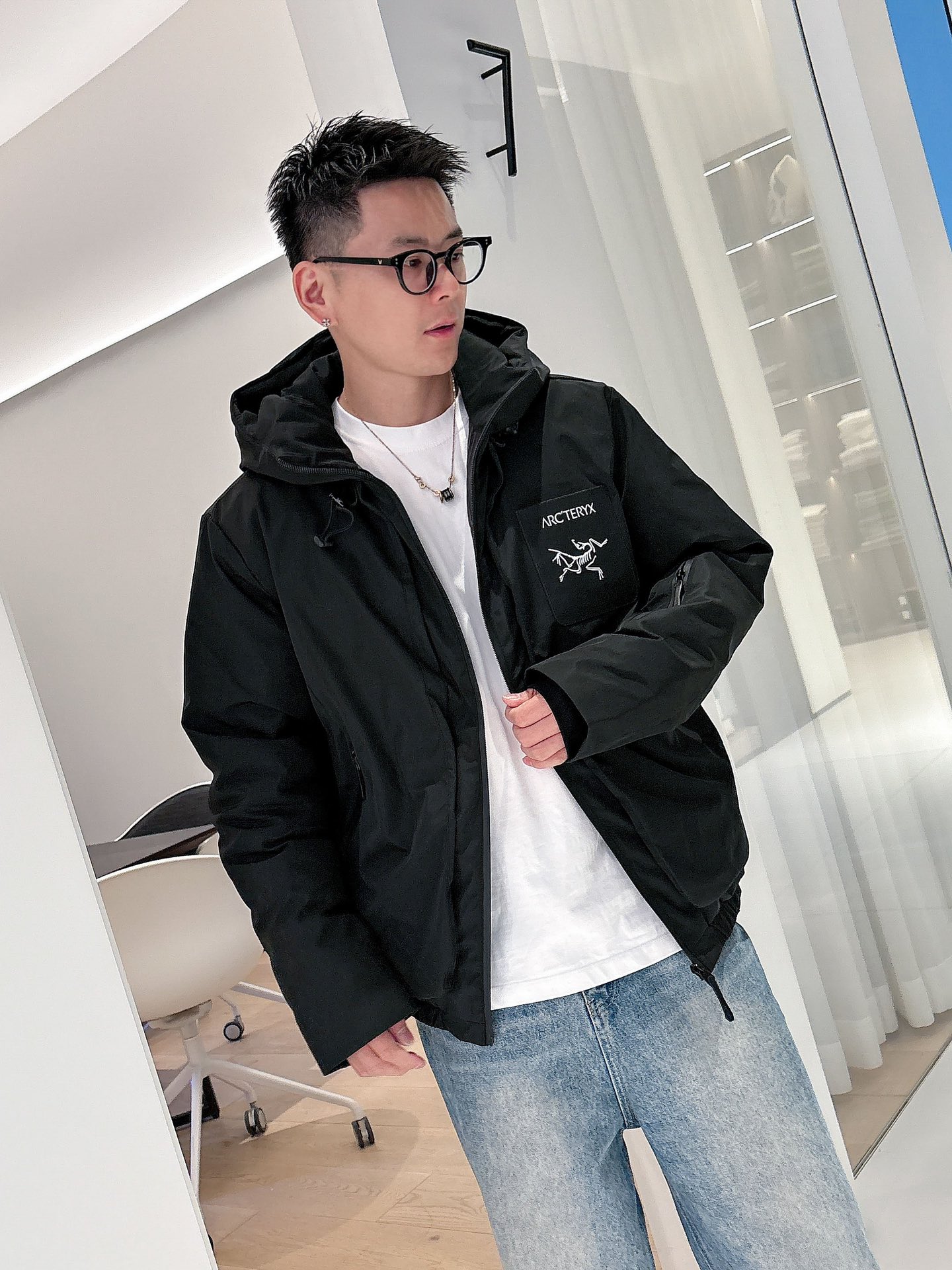 始祖鸟 官网款2025秋冬新款羽绒服。这款号称羽绒服届最高端的，全部90绒的三标齐全带着经典的Logo组