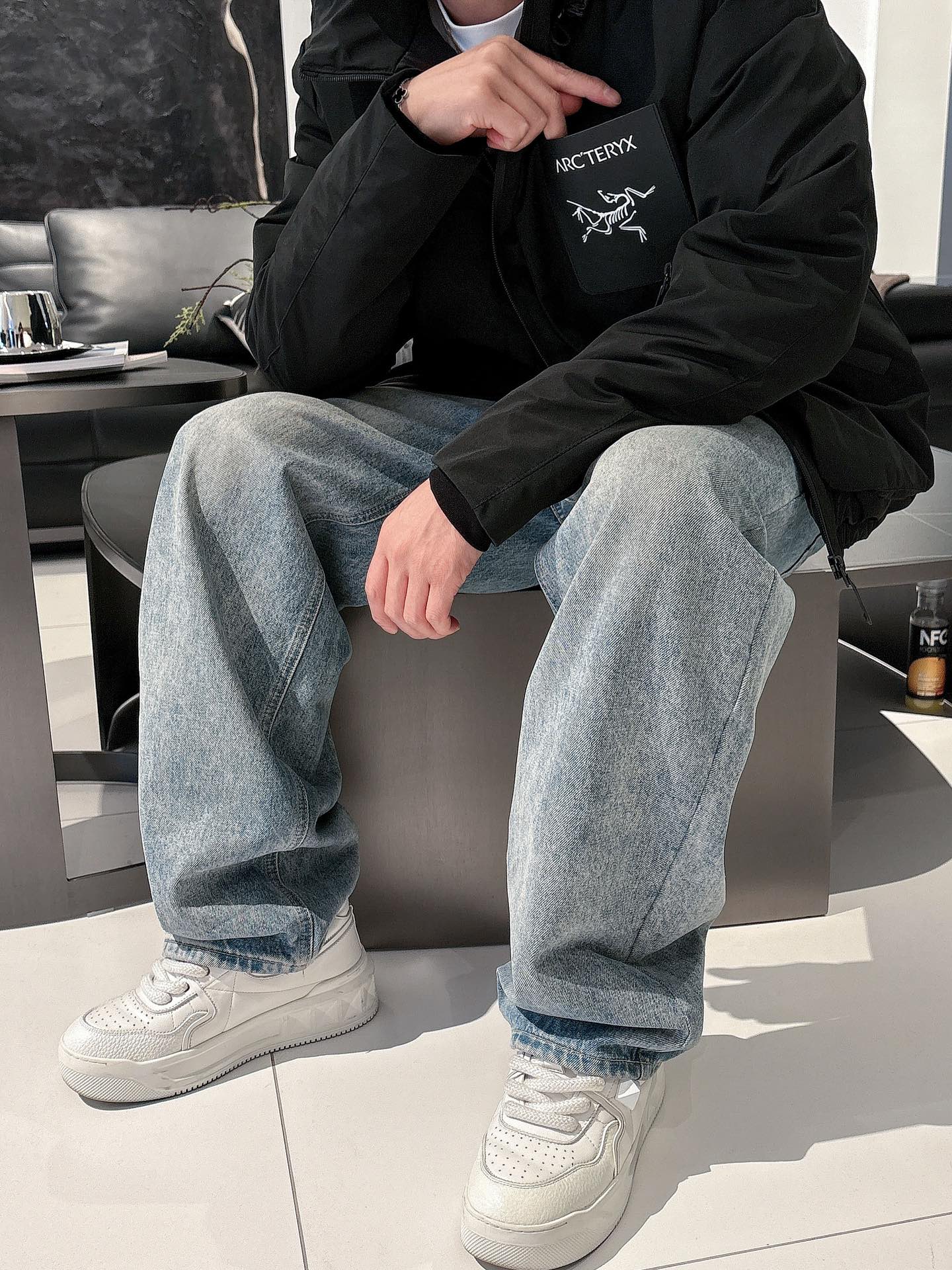 始祖鸟 官网款2025秋冬新款羽绒服。这款号称羽绒服届最高端的，全部90绒的三标齐全带着经典的Logo组