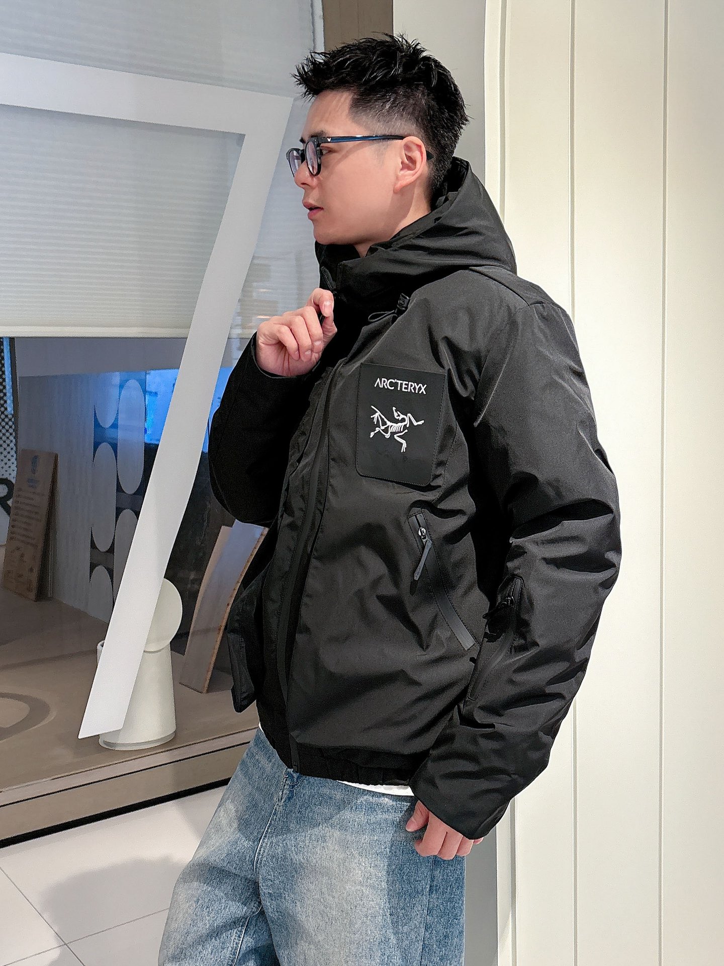 始祖鸟 官网款2025秋冬新款羽绒服。这款号称羽绒服届最高端的，全部90绒的三标齐全带着经典的Logo组