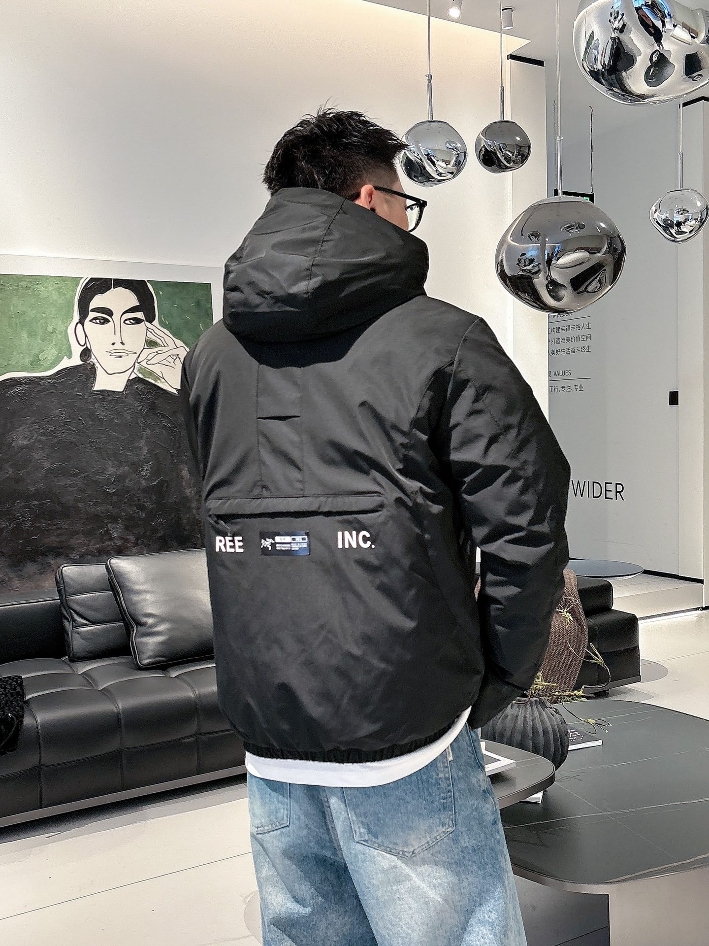 始祖鸟 官网款2025秋冬新款羽绒服。这款号称羽绒服届最高端的，全部90绒的三标齐全带着经典的Logo组