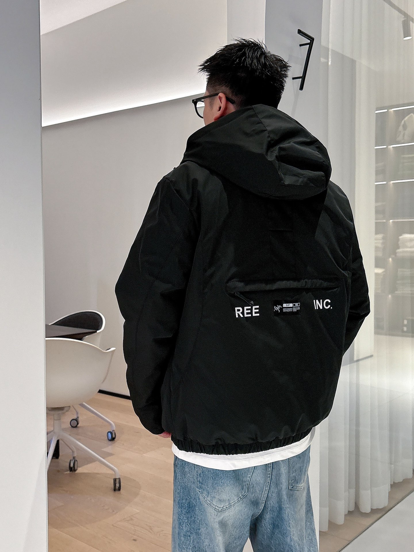 始祖鸟 官网款2025秋冬新款羽绒服。这款号称羽绒服届最高端的，全部90绒的三标齐全带着经典的Logo组