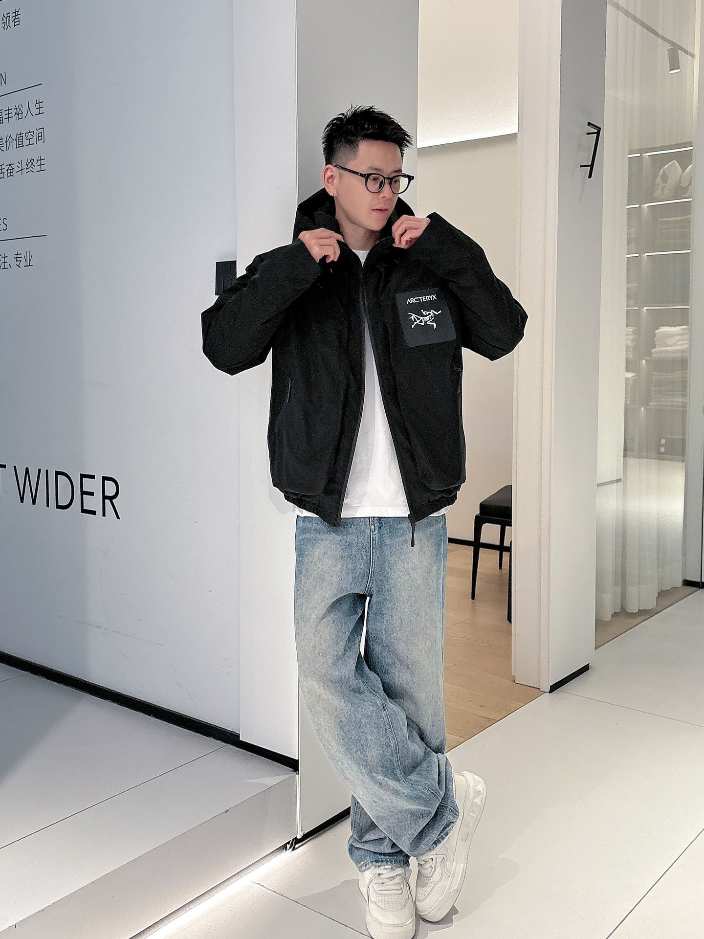 始祖鸟 官网款2025秋冬新款羽绒服。这款号称羽绒服届最高端的，全部90绒的三标齐全带着经典的Logo组