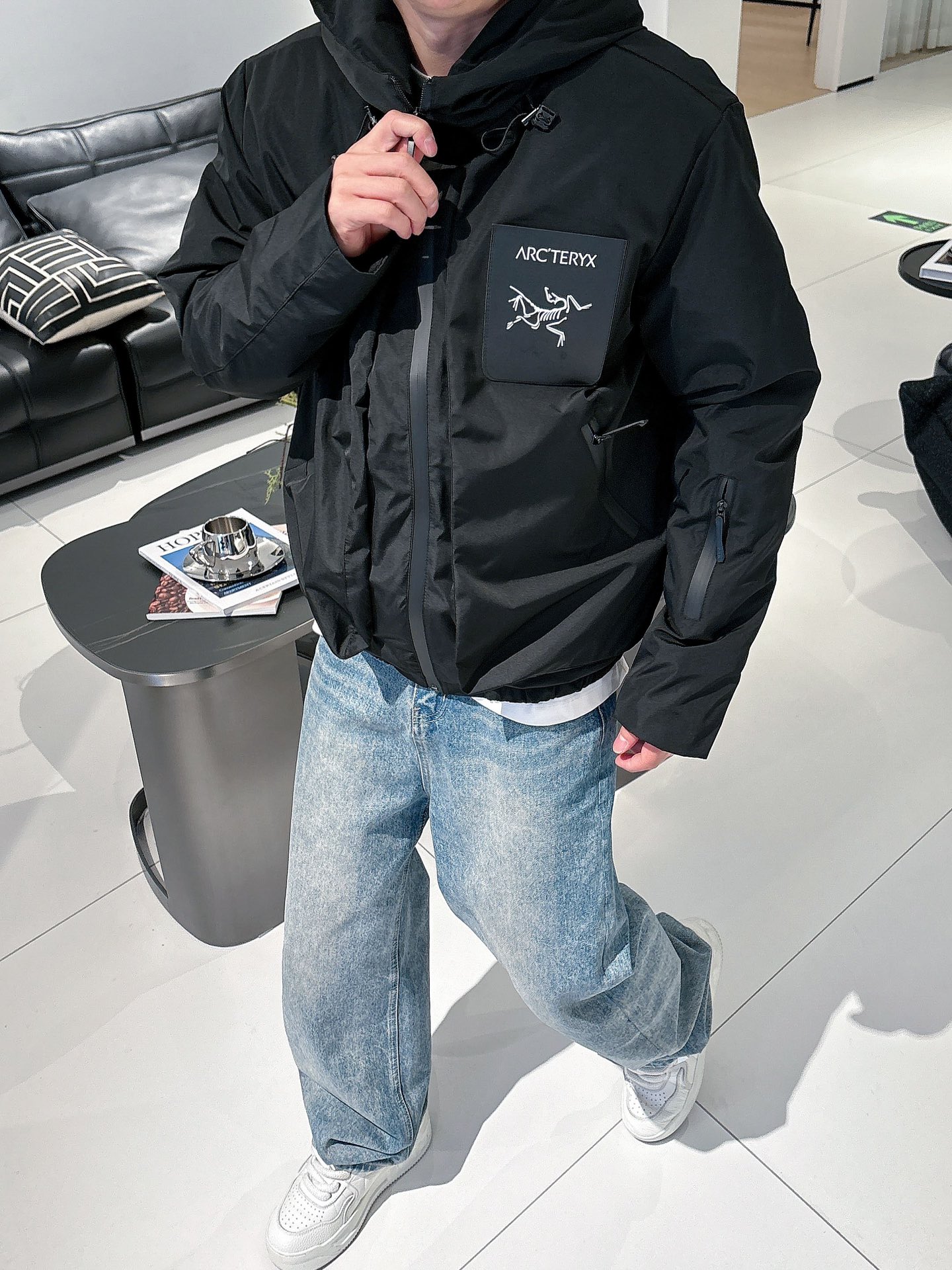 始祖鸟 官网款2025秋冬新款羽绒服。这款号称羽绒服届最高端的，全部90绒的三标齐全带着经典的Logo组