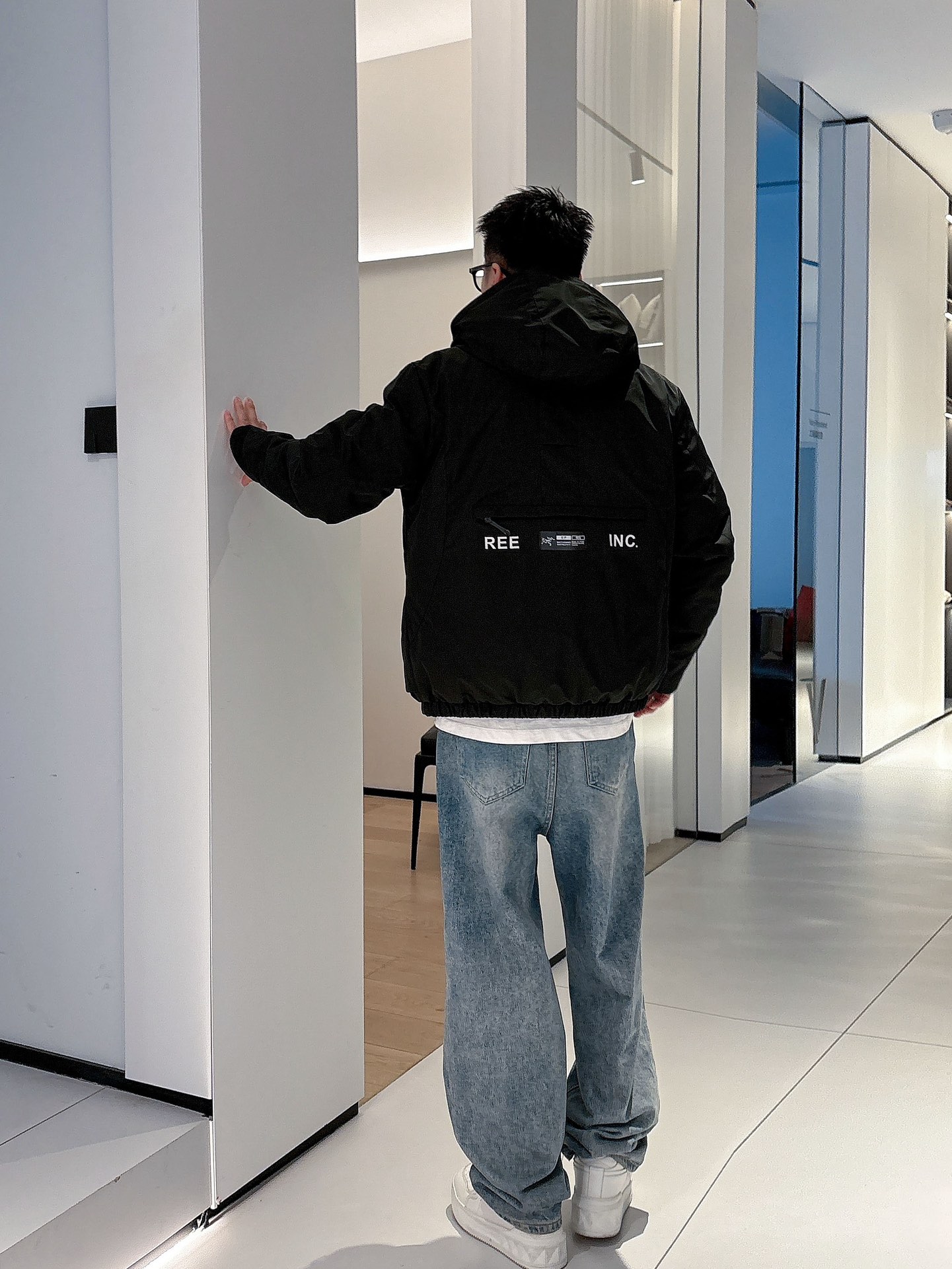 始祖鸟 官网款2025秋冬新款羽绒服。这款号称羽绒服届最高端的，全部90绒的三标齐全带着经典的Logo组