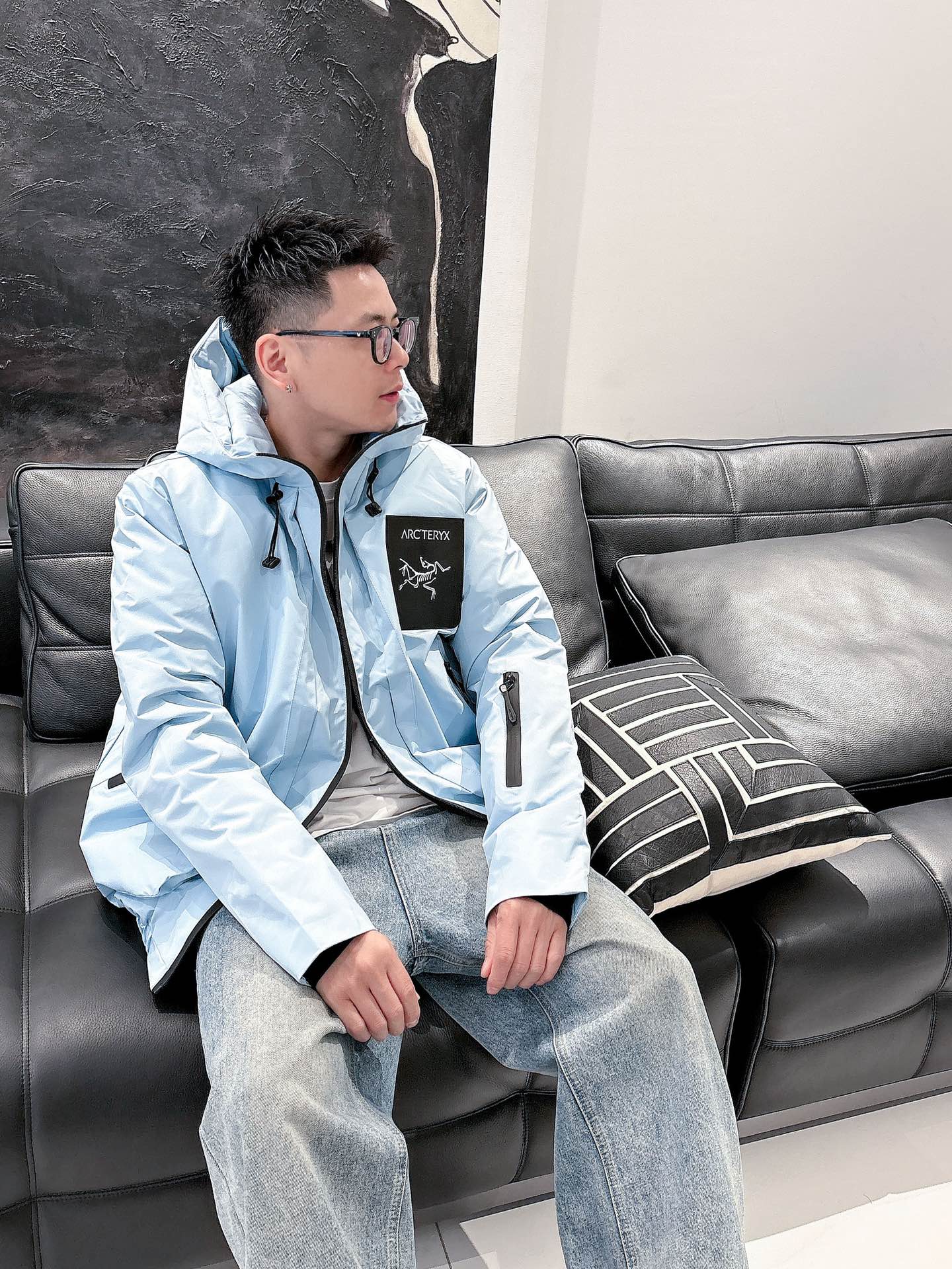 始祖鸟 官网款2025秋冬新款羽绒服。这款号称羽绒服届最高端的，全部90绒的三标齐全带着经典的Logo组