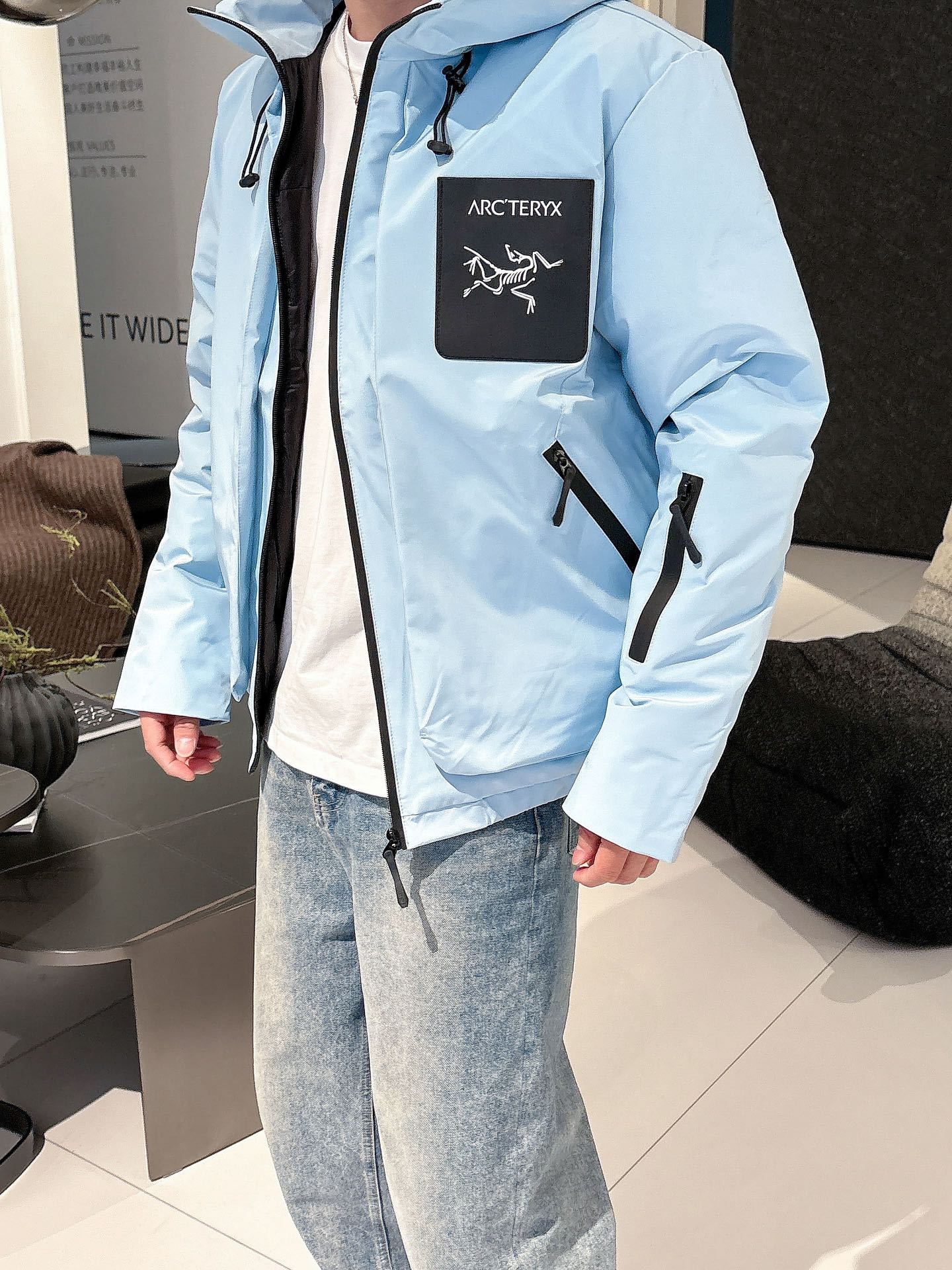 始祖鸟 官网款2025秋冬新款羽绒服。这款号称羽绒服届最高端的，全部90绒的三标齐全带着经典的Logo组