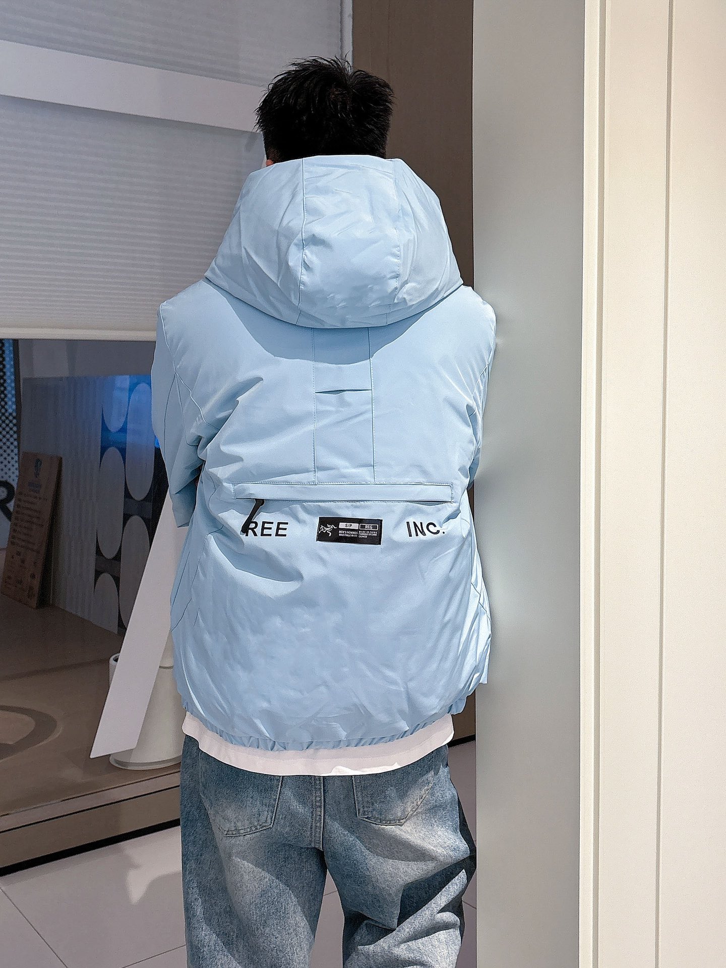 始祖鸟 官网款2025秋冬新款羽绒服。这款号称羽绒服届最高端的，全部90绒的三标齐全带着经典的Logo组