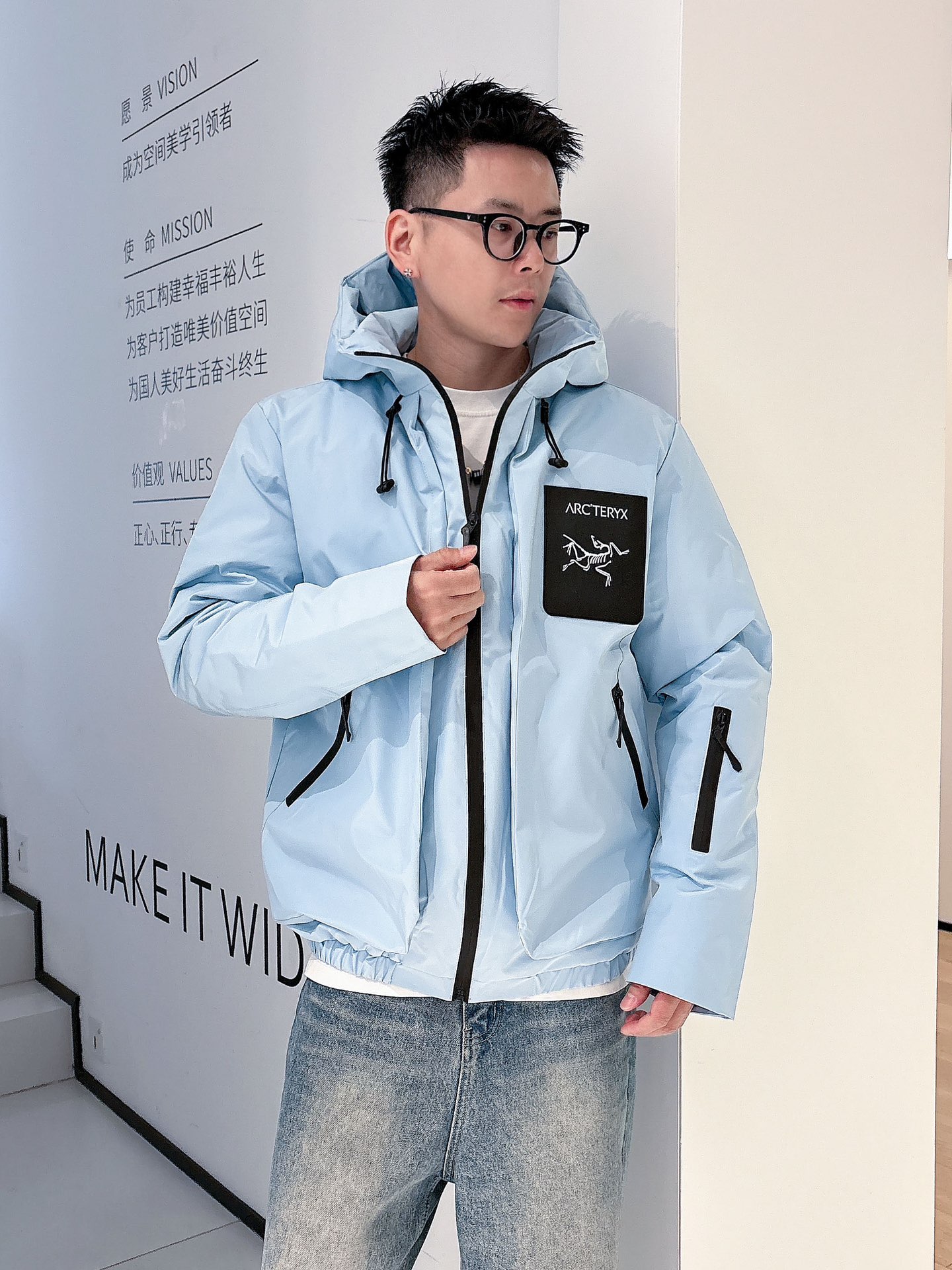 始祖鸟 官网款2025秋冬新款羽绒服。这款号称羽绒服届最高端的，全部90绒的三标齐全带着经典的Logo组