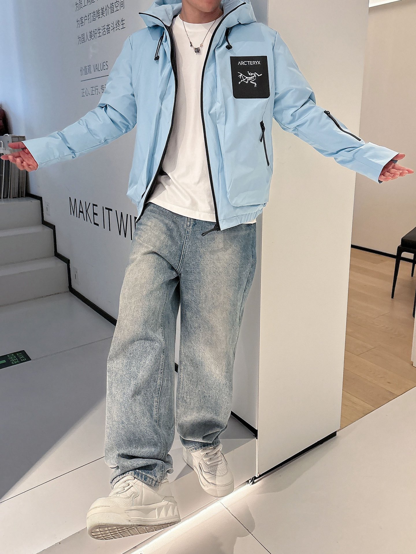 始祖鸟 官网款2025秋冬新款羽绒服。这款号称羽绒服届最高端的，全部90绒的三标齐全带着经典的Logo组