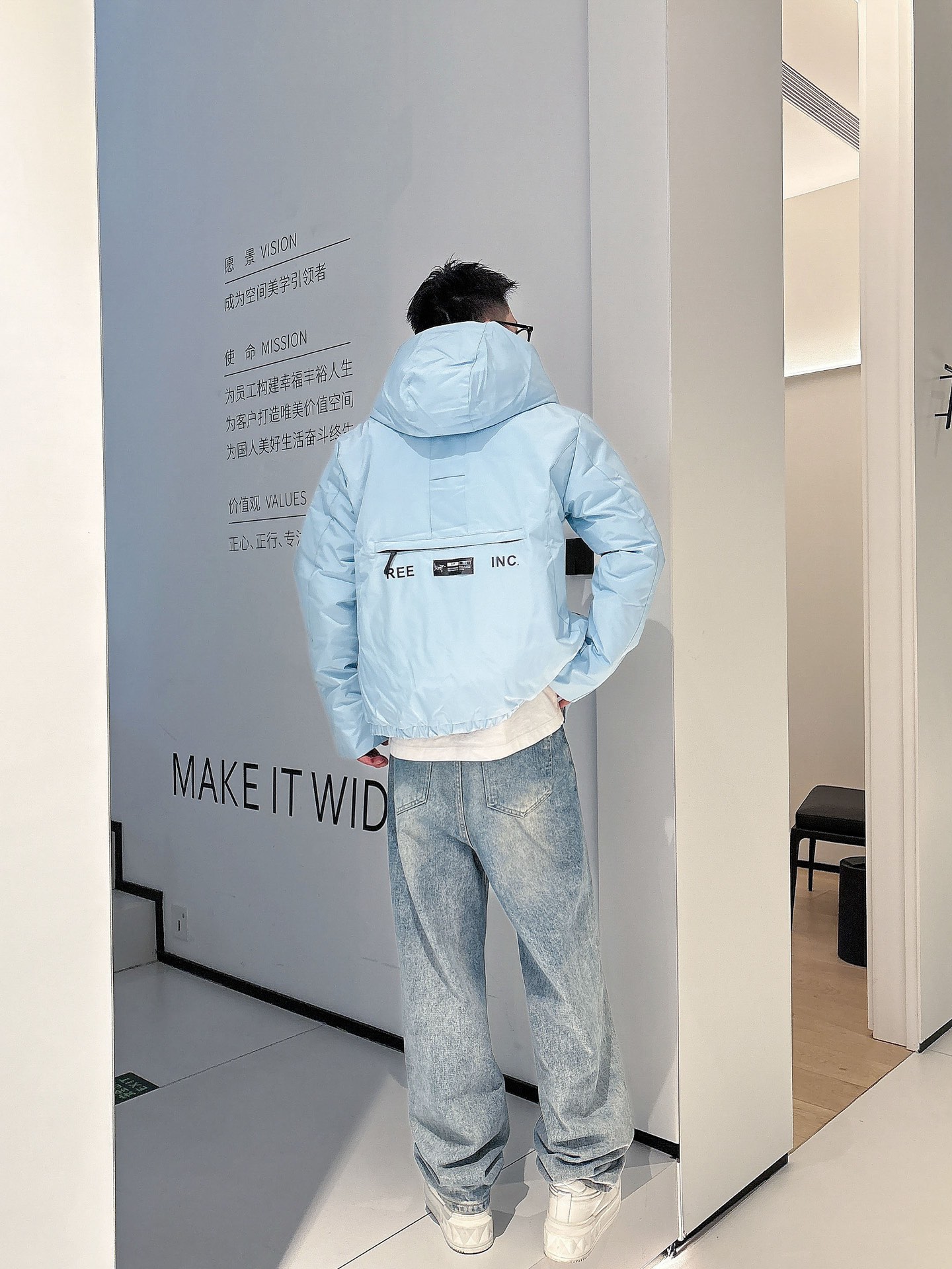 始祖鸟 官网款2025秋冬新款羽绒服。这款号称羽绒服届最高端的，全部90绒的三标齐全带着经典的Logo组