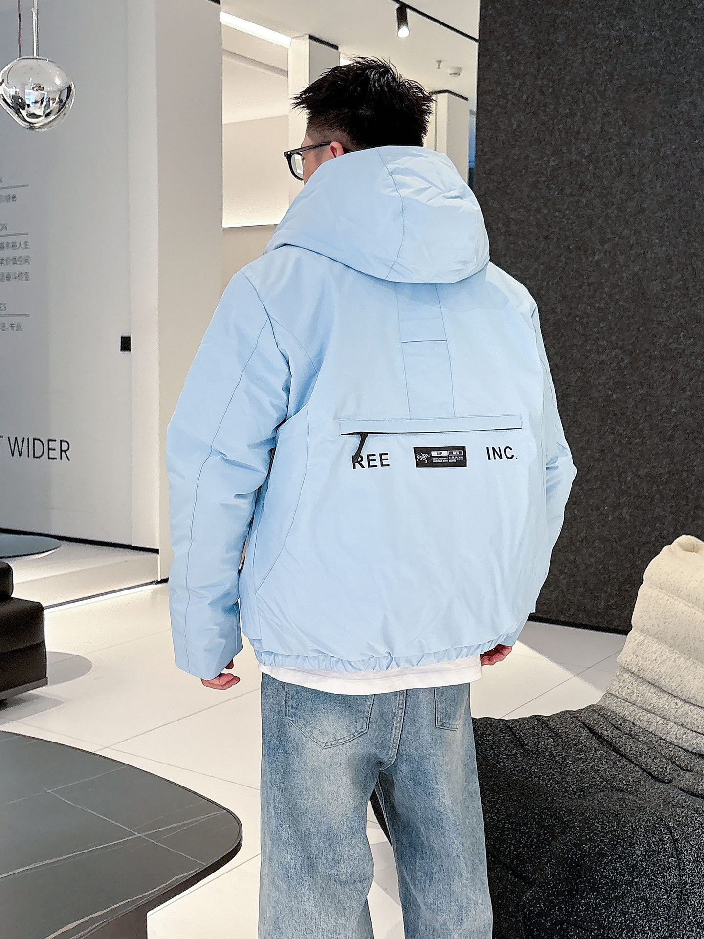 始祖鸟 官网款2025秋冬新款羽绒服。这款号称羽绒服届最高端的，全部90绒的三标齐全带着经典的Logo组