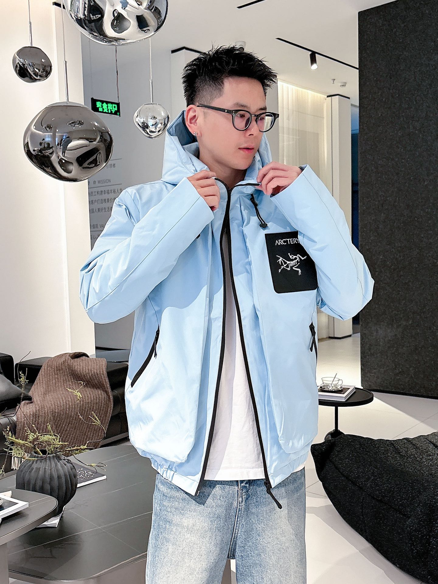 始祖鸟 官网款2025秋冬新款羽绒服。这款号称羽绒服届最高端的，全部90绒的三标齐全带着经典的Logo组