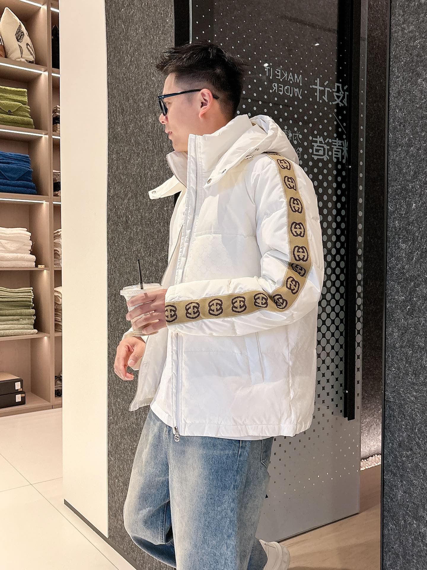 古奇 官网款2025秋冬新款羽绒服。这款号称羽绒服届最高端的，全部90绒的三标齐全带着经典的Logo组合