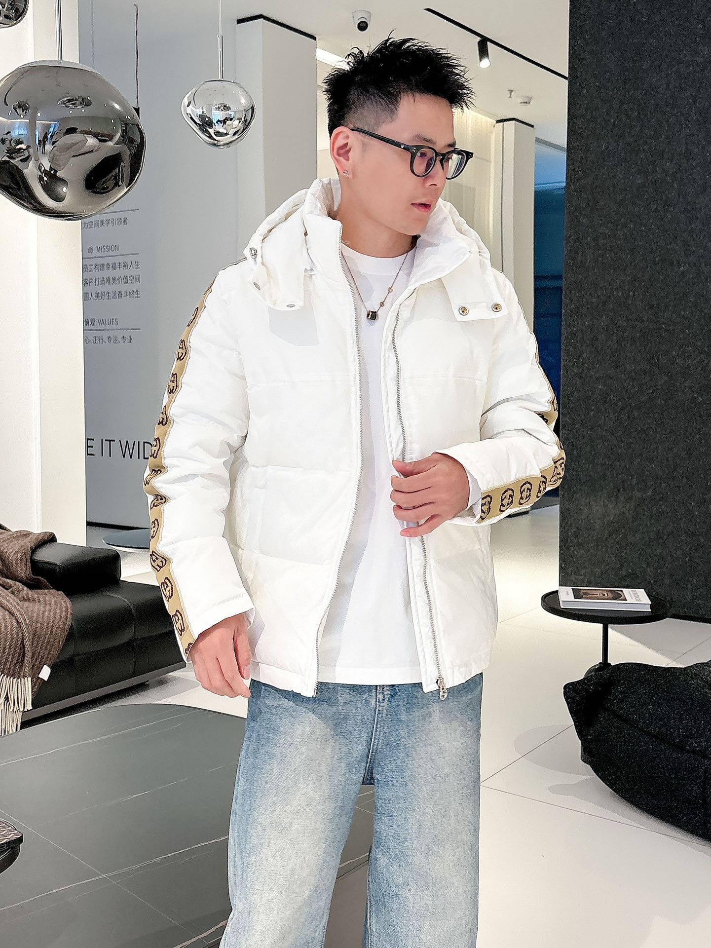 古奇 官网款2025秋冬新款羽绒服。这款号称羽绒服届最高端的，全部90绒的三标齐全带着经典的Logo组合