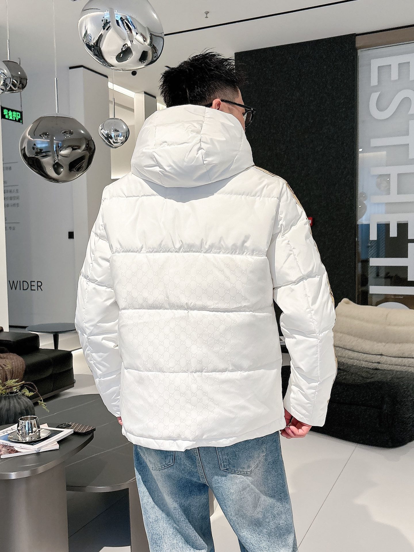 古奇 官网款2025秋冬新款羽绒服。这款号称羽绒服届最高端的，全部90绒的三标齐全带着经典的Logo组合