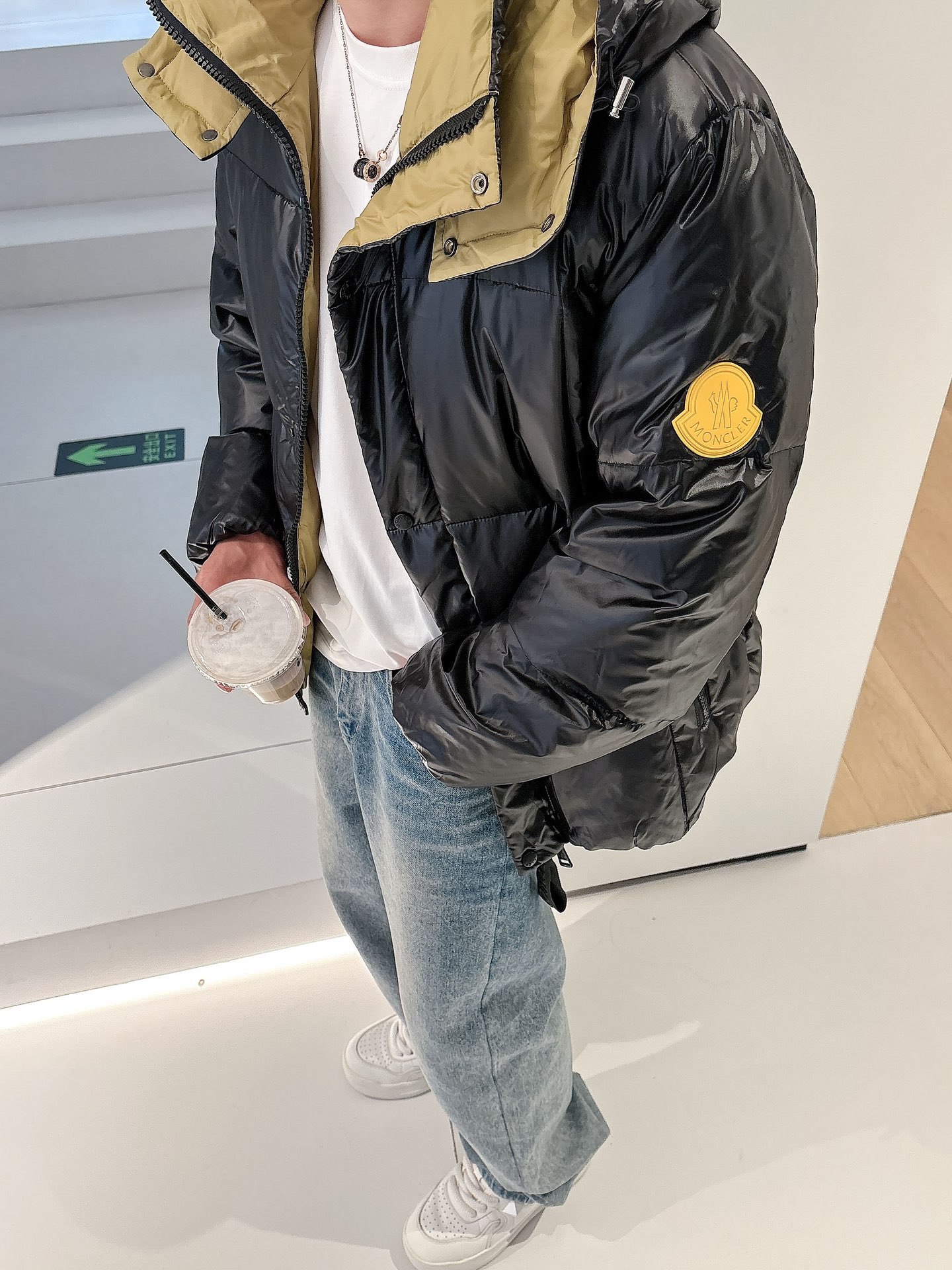 蒙口 官网款2025秋冬新款羽绒服。这款号称羽绒服届最高端的，全部90绒的三标齐全带着经典的Logo组合