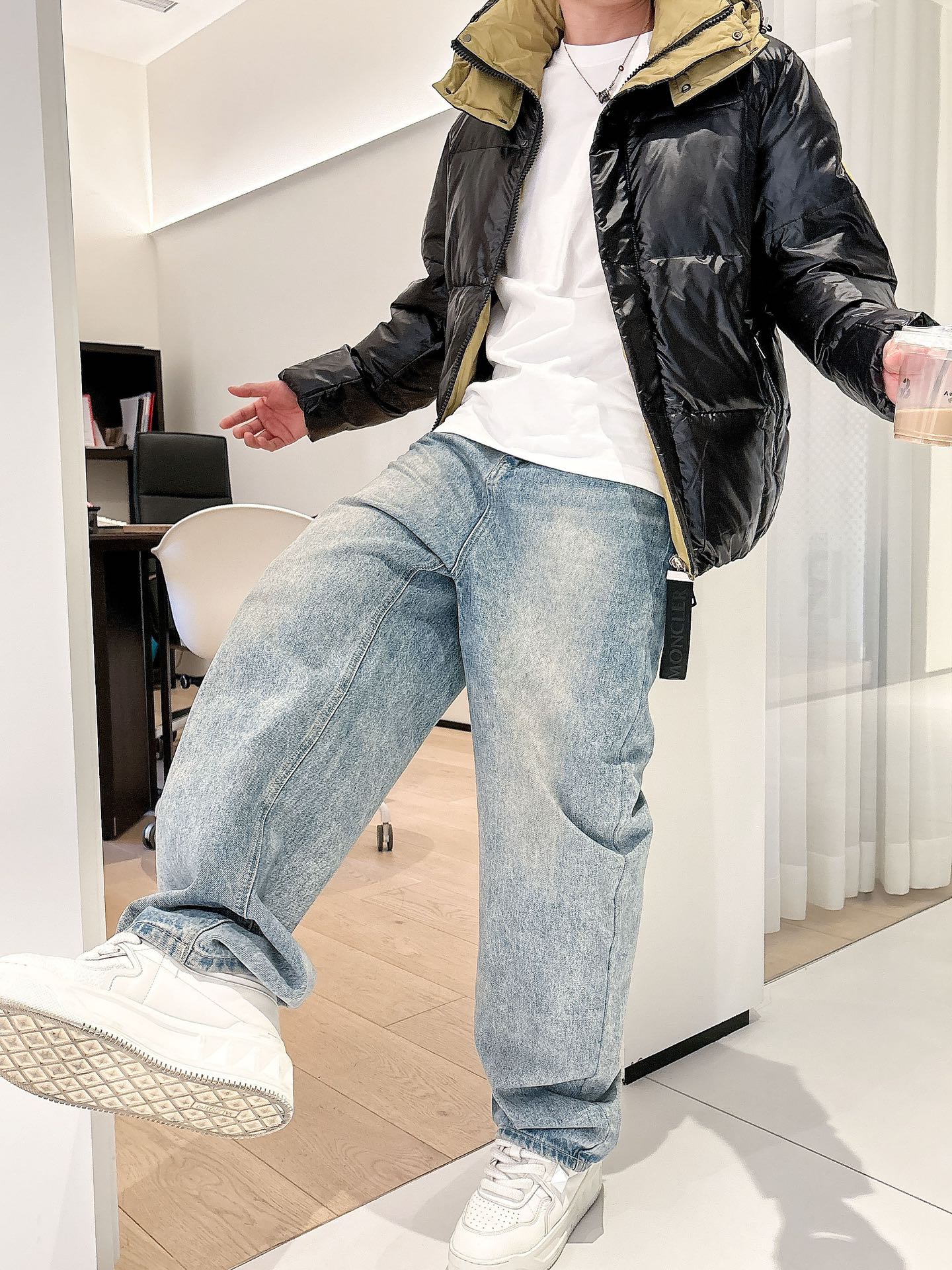 蒙口 官网款2025秋冬新款羽绒服。这款号称羽绒服届最高端的，全部90绒的三标齐全带着经典的Logo组合