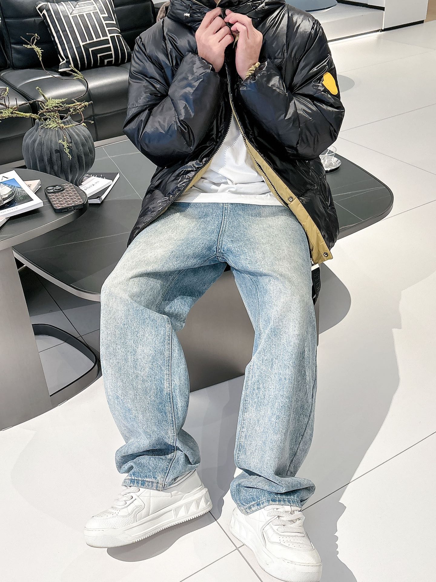 蒙口 官网款2025秋冬新款羽绒服。这款号称羽绒服届最高端的，全部90绒的三标齐全带着经典的Logo组合