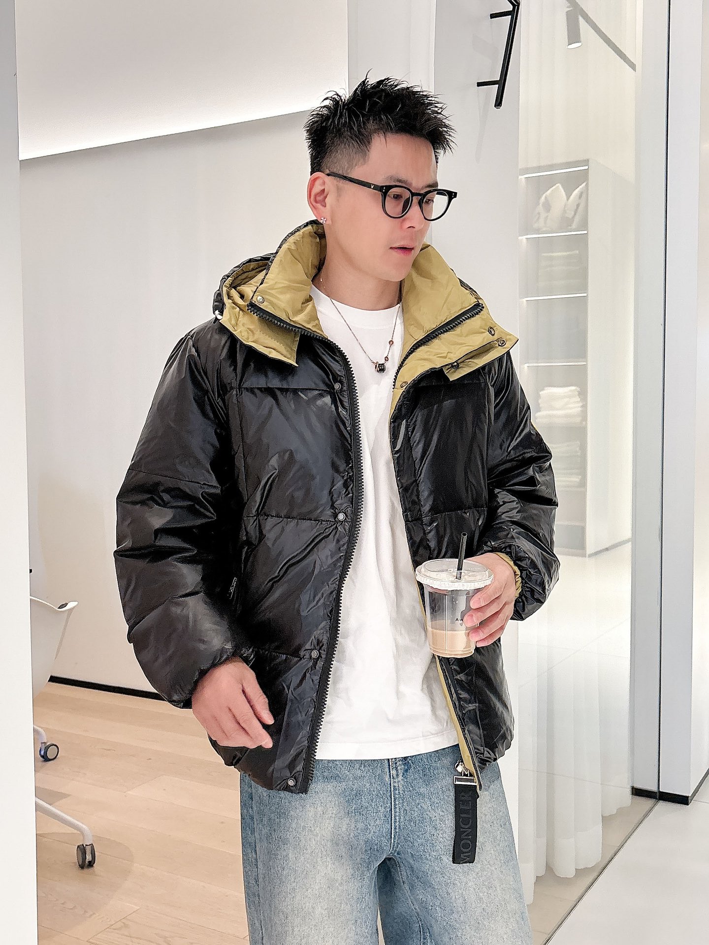 蒙口 官网款2025秋冬新款羽绒服。这款号称羽绒服届最高端的，全部90绒的三标齐全带着经典的Logo组合