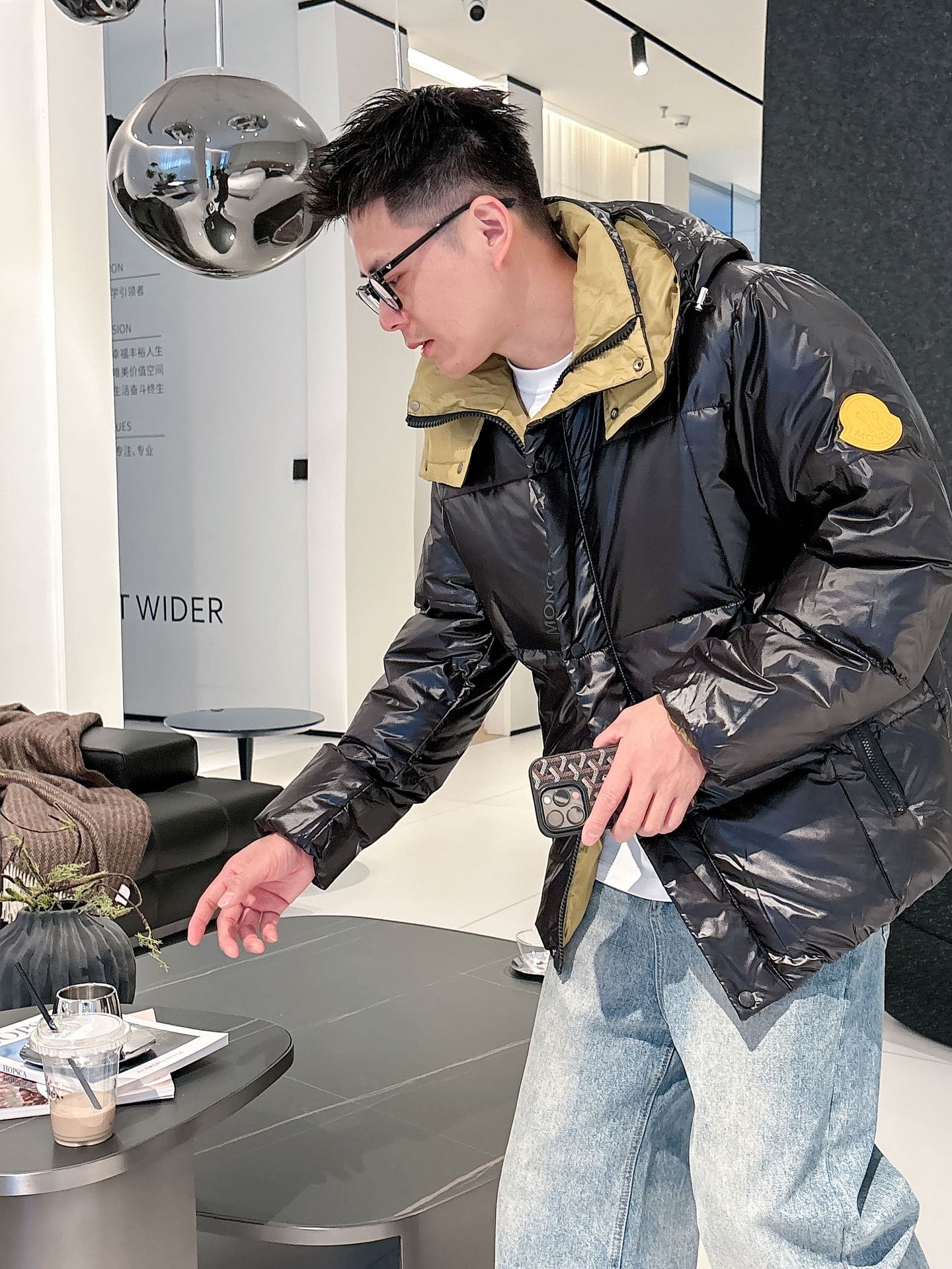 蒙口 官网款2025秋冬新款羽绒服。这款号称羽绒服届最高端的，全部90绒的三标齐全带着经典的Logo组合