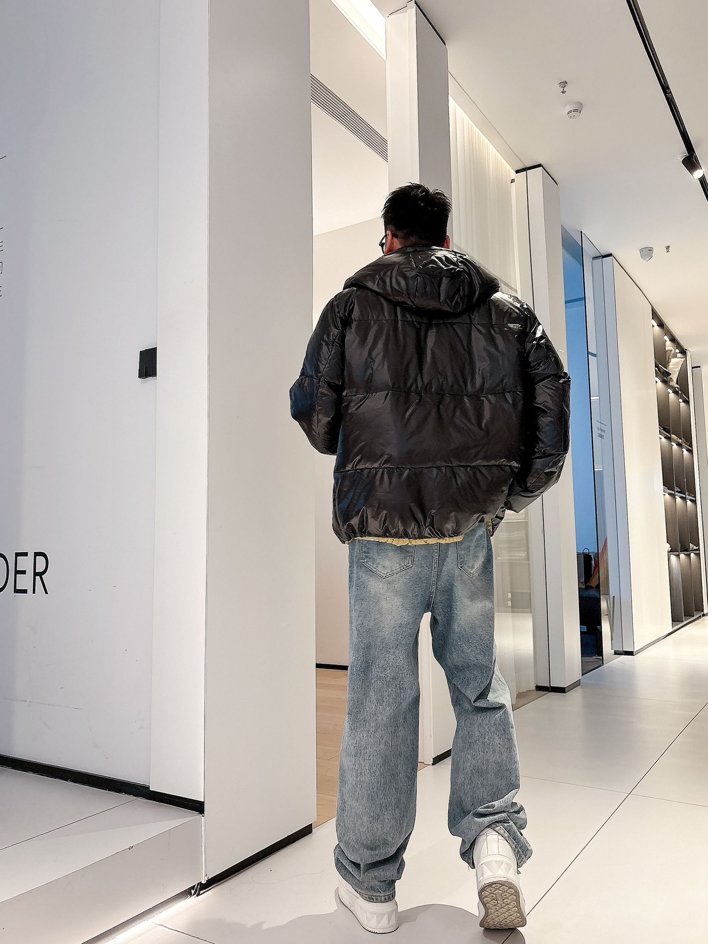 蒙口 官网款2025秋冬新款羽绒服。这款号称羽绒服届最高端的，全部90绒的三标齐全带着经典的Logo组合