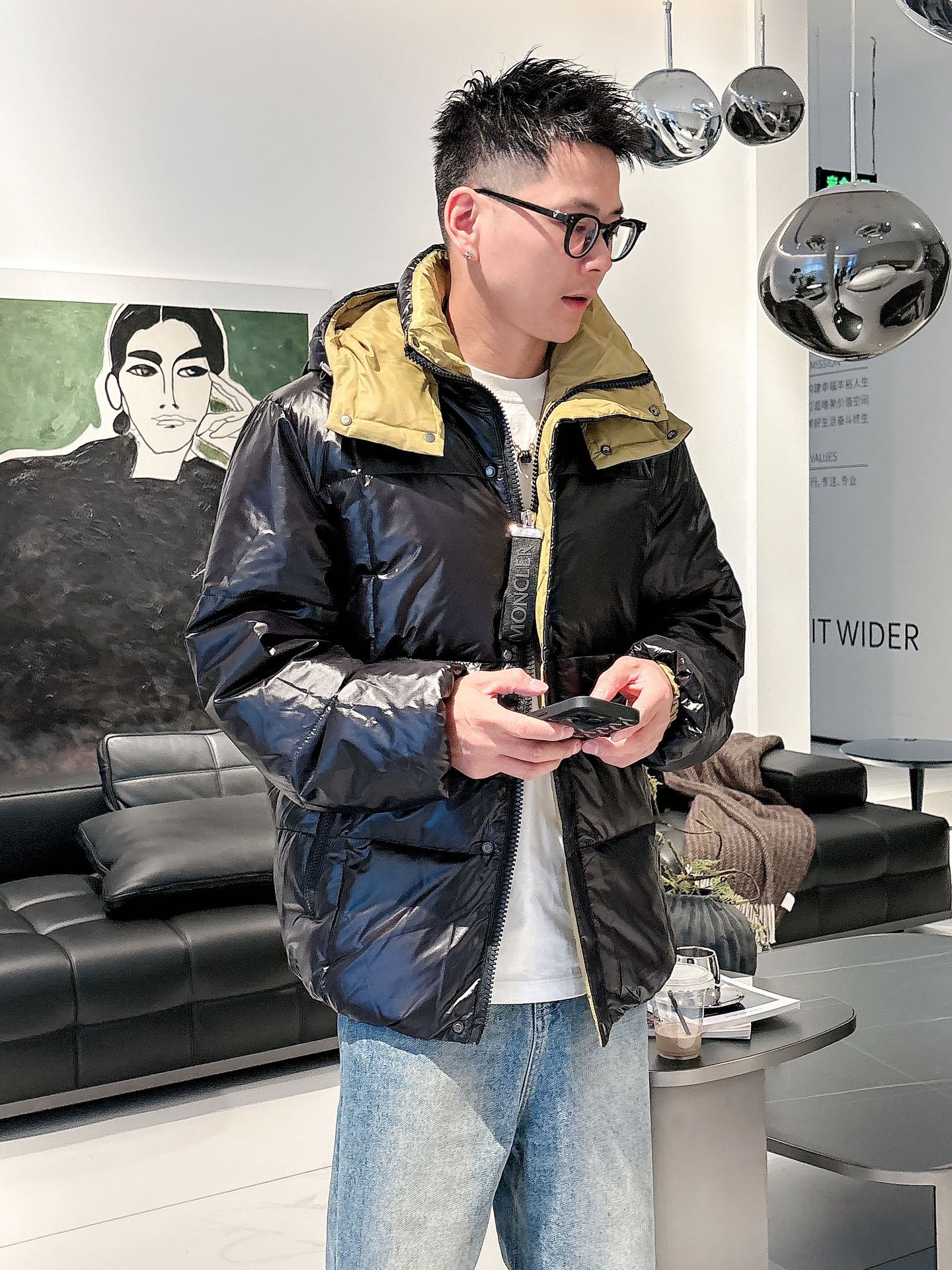 蒙口 官网款2025秋冬新款羽绒服。这款号称羽绒服届最高端的，全部90绒的三标齐全带着经典的Logo组合