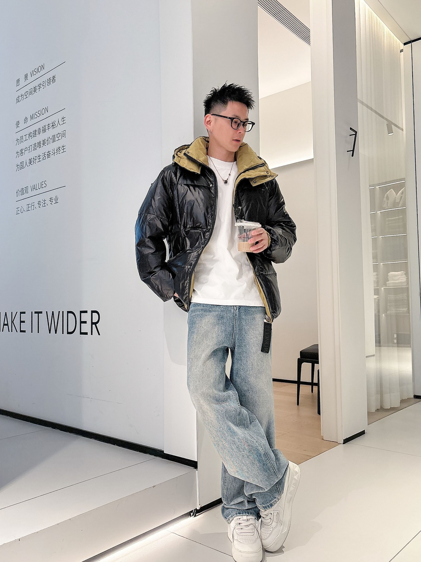 蒙口 官网款2025秋冬新款羽绒服。这款号称羽绒服届最高端的，全部90绒的三标齐全带着经典的Logo组合