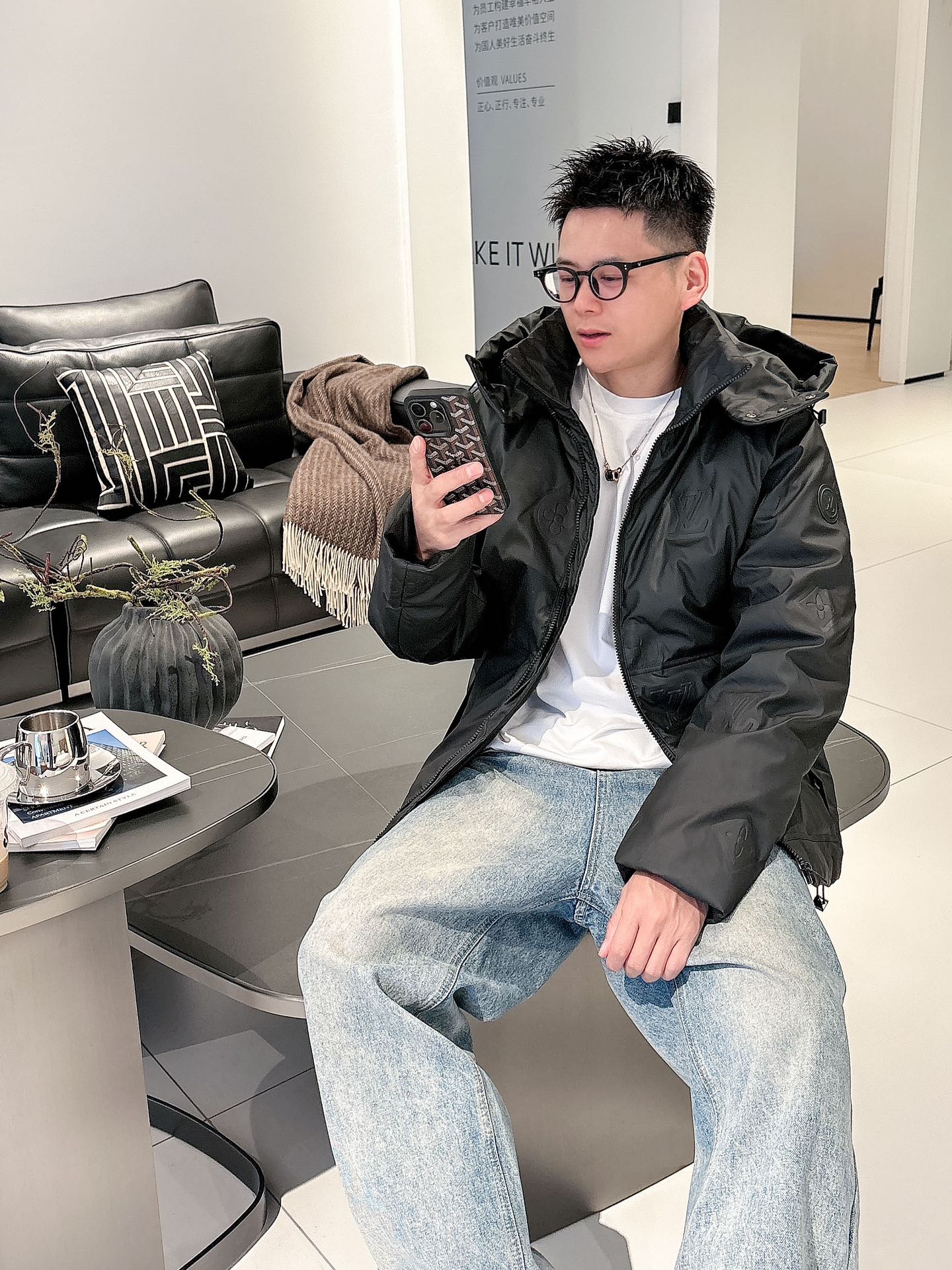 LV 官网款2025秋冬新款羽绒服。这款号称羽绒服届最高端的，全部90绒的三标齐全带着经典的Logo组合