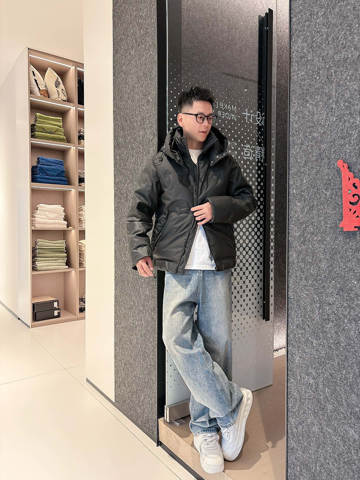 LV 官网款2025秋冬新款羽绒服。这款号称羽绒服届最高端的，全部90绒的三标齐全带着经典的Logo组合