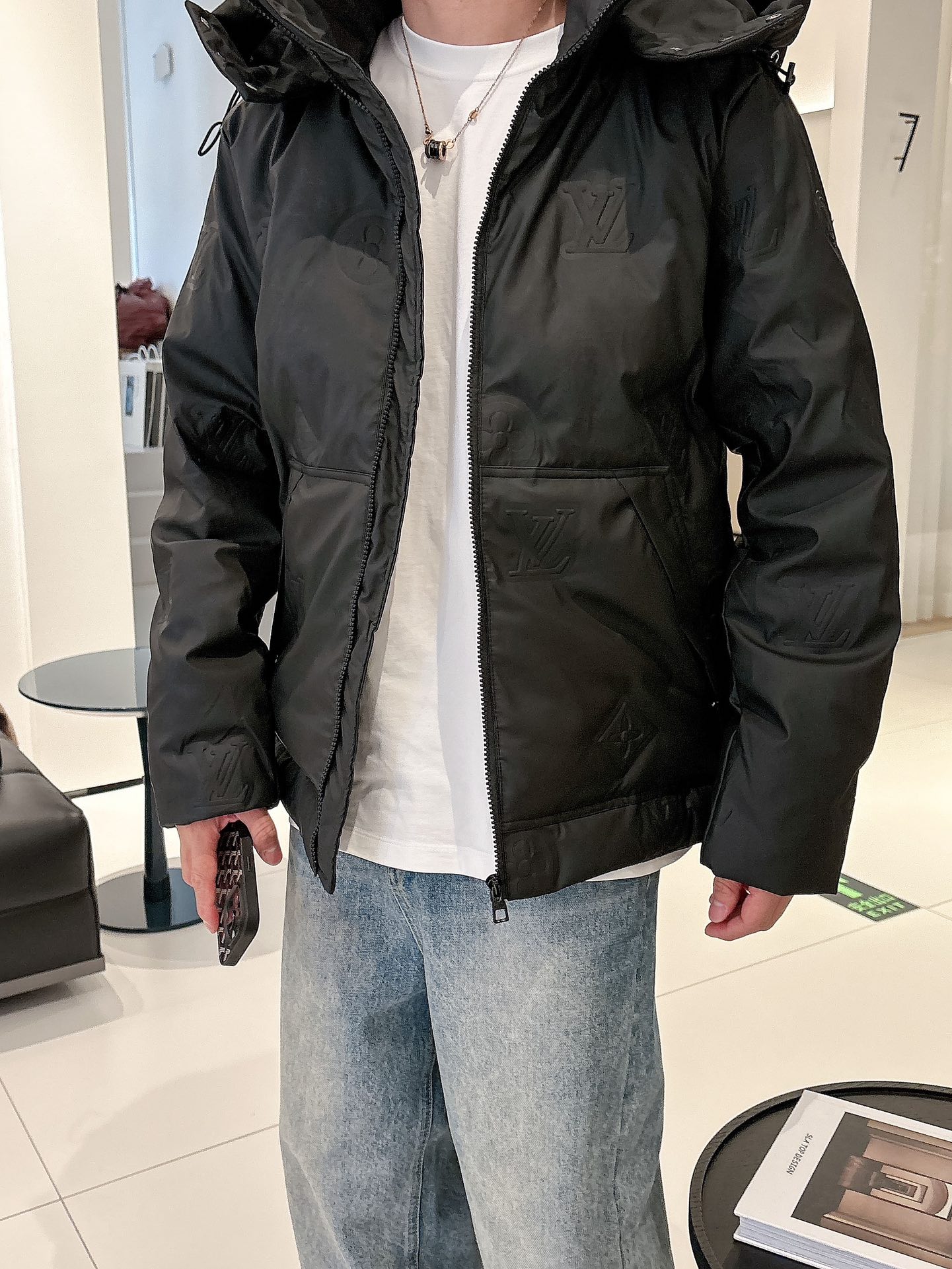 LV 官网款2025秋冬新款羽绒服。这款号称羽绒服届最高端的，全部90绒的三标齐全带着经典的Logo组合