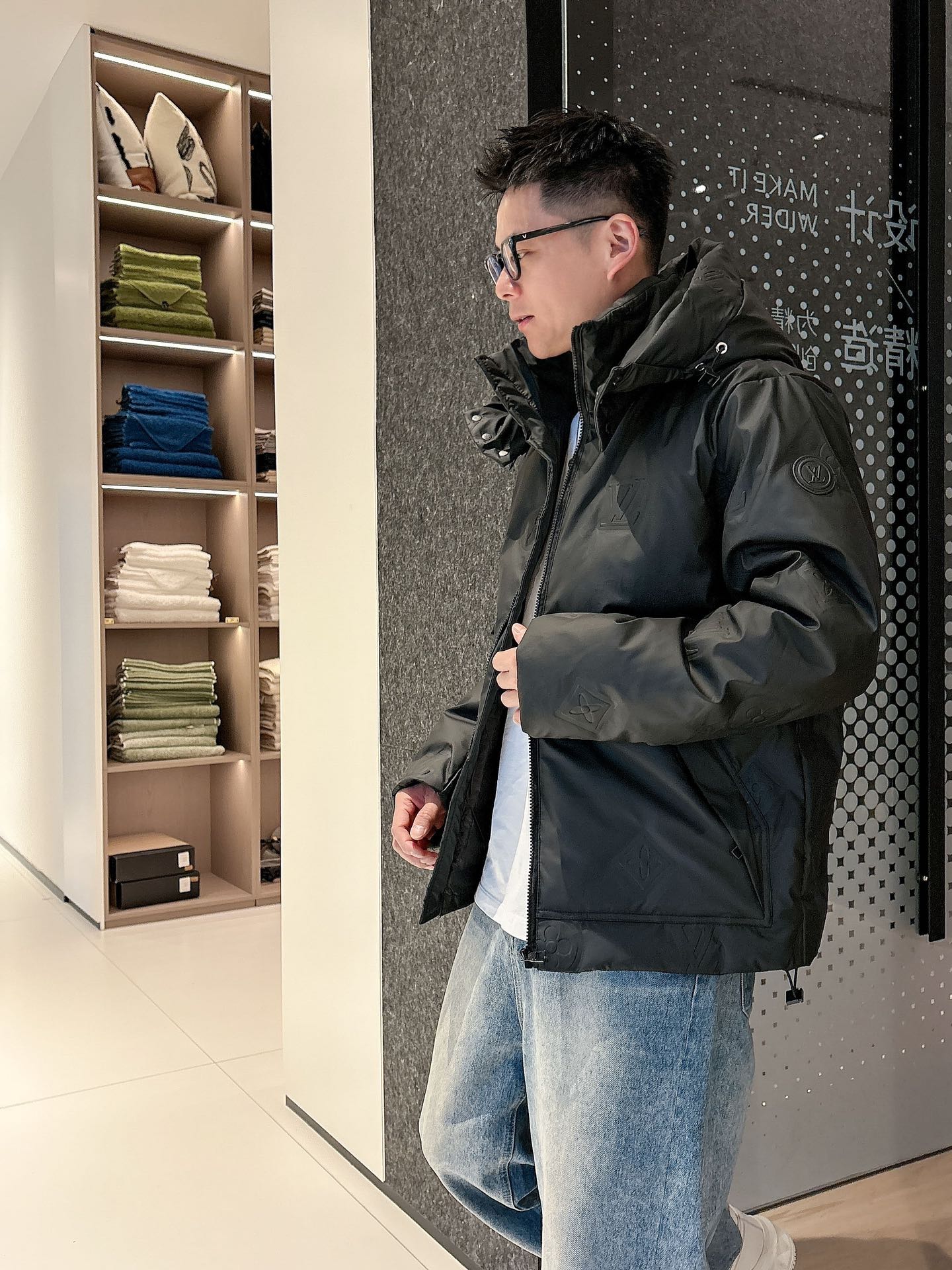 LV 官网款2025秋冬新款羽绒服。这款号称羽绒服届最高端的，全部90绒的三标齐全带着经典的Logo组合