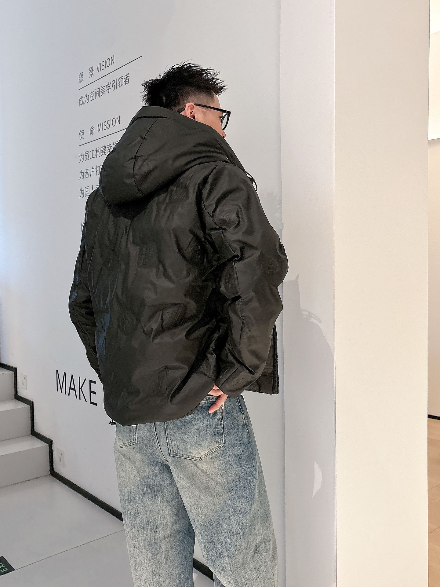 LV 官网款2025秋冬新款羽绒服。这款号称羽绒服届最高端的，全部90绒的三标齐全带着经典的Logo组合