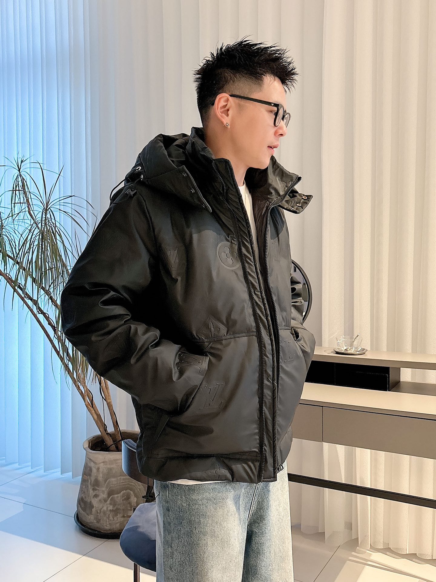 LV 官网款2025秋冬新款羽绒服。这款号称羽绒服届最高端的，全部90绒的三标齐全带着经典的Logo组合