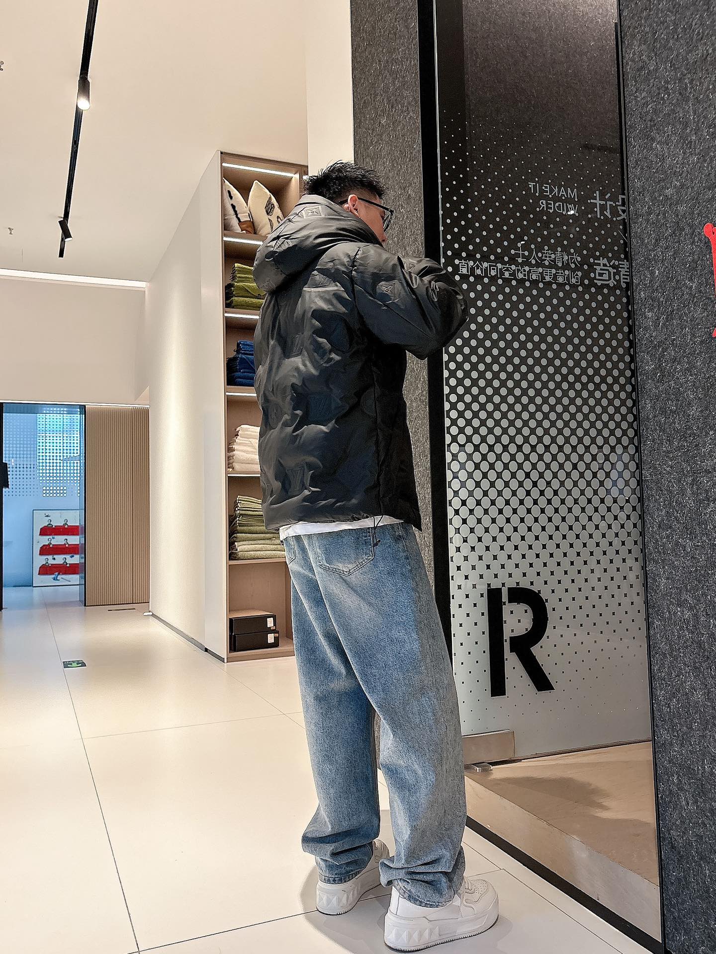 LV 官网款2025秋冬新款羽绒服。这款号称羽绒服届最高端的，全部90绒的三标齐全带着经典的Logo组合