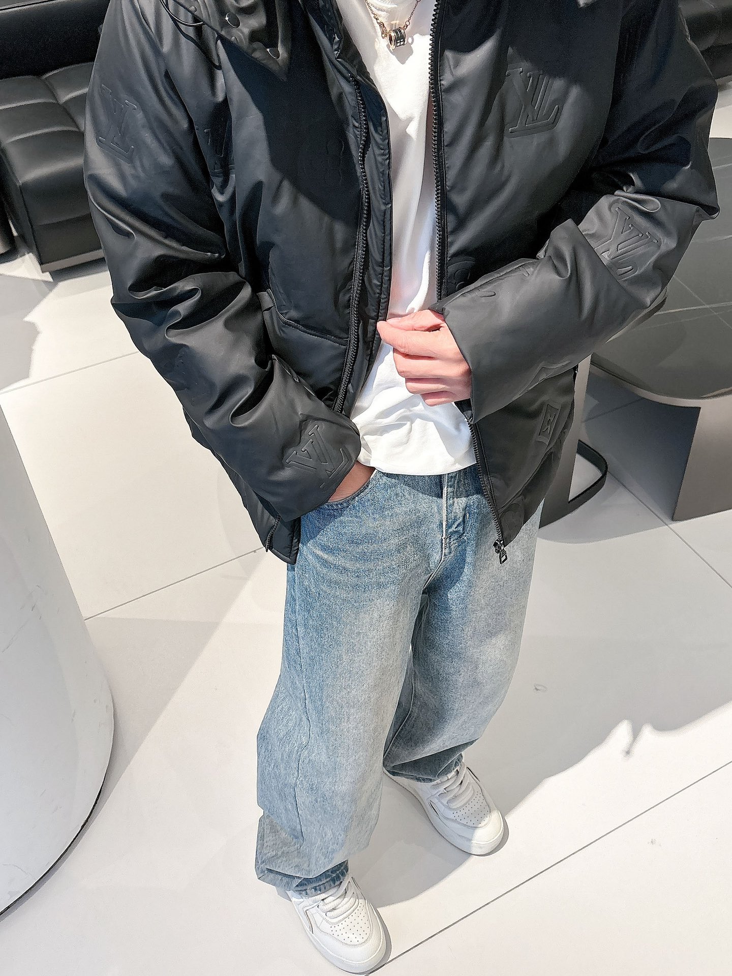 LV 官网款2025秋冬新款羽绒服。这款号称羽绒服届最高端的，全部90绒的三标齐全带着经典的Logo组合