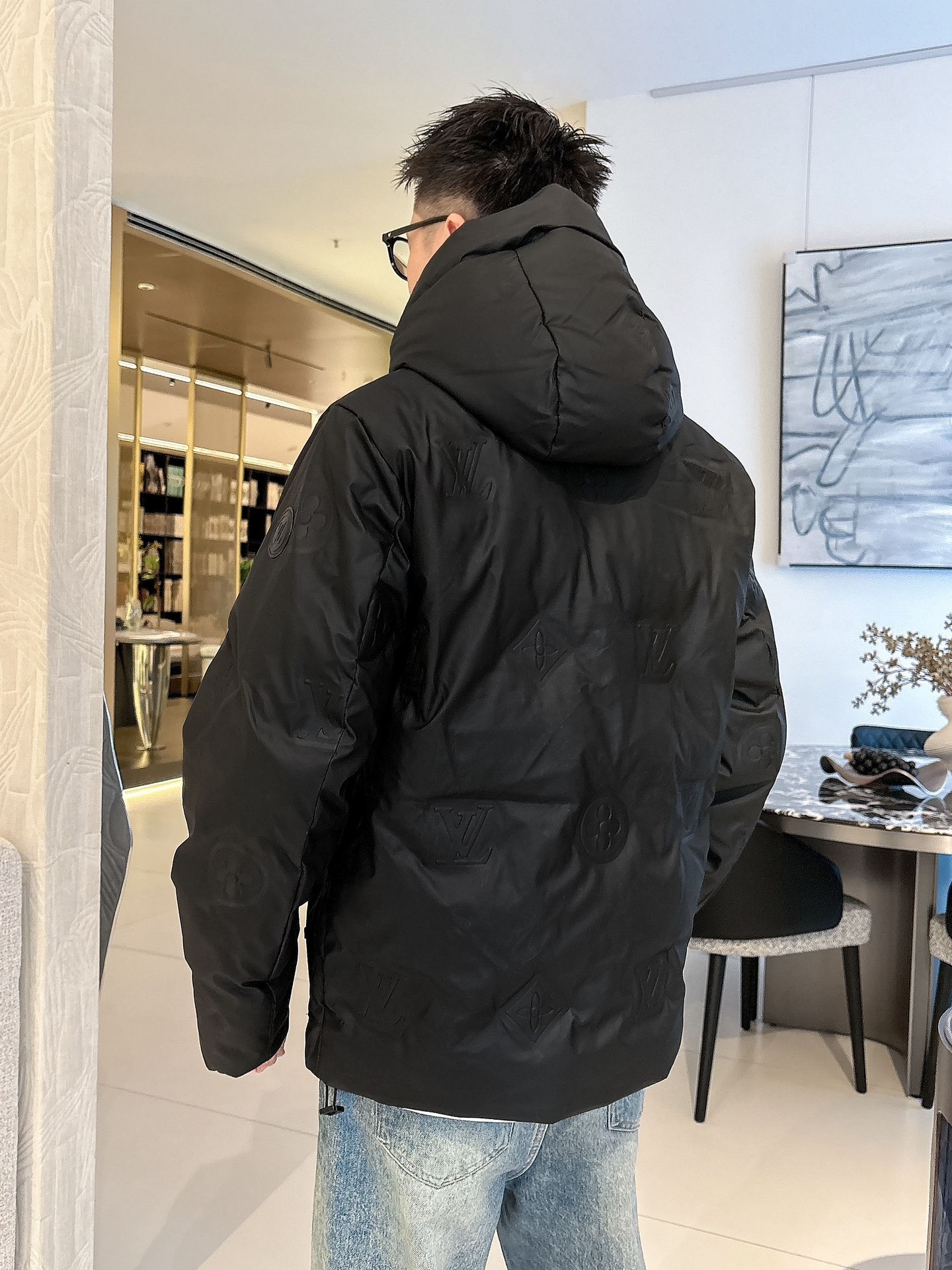 LV 官网款2025秋冬新款羽绒服。这款号称羽绒服届最高端的，全部90绒的三标齐全带着经典的Logo组合