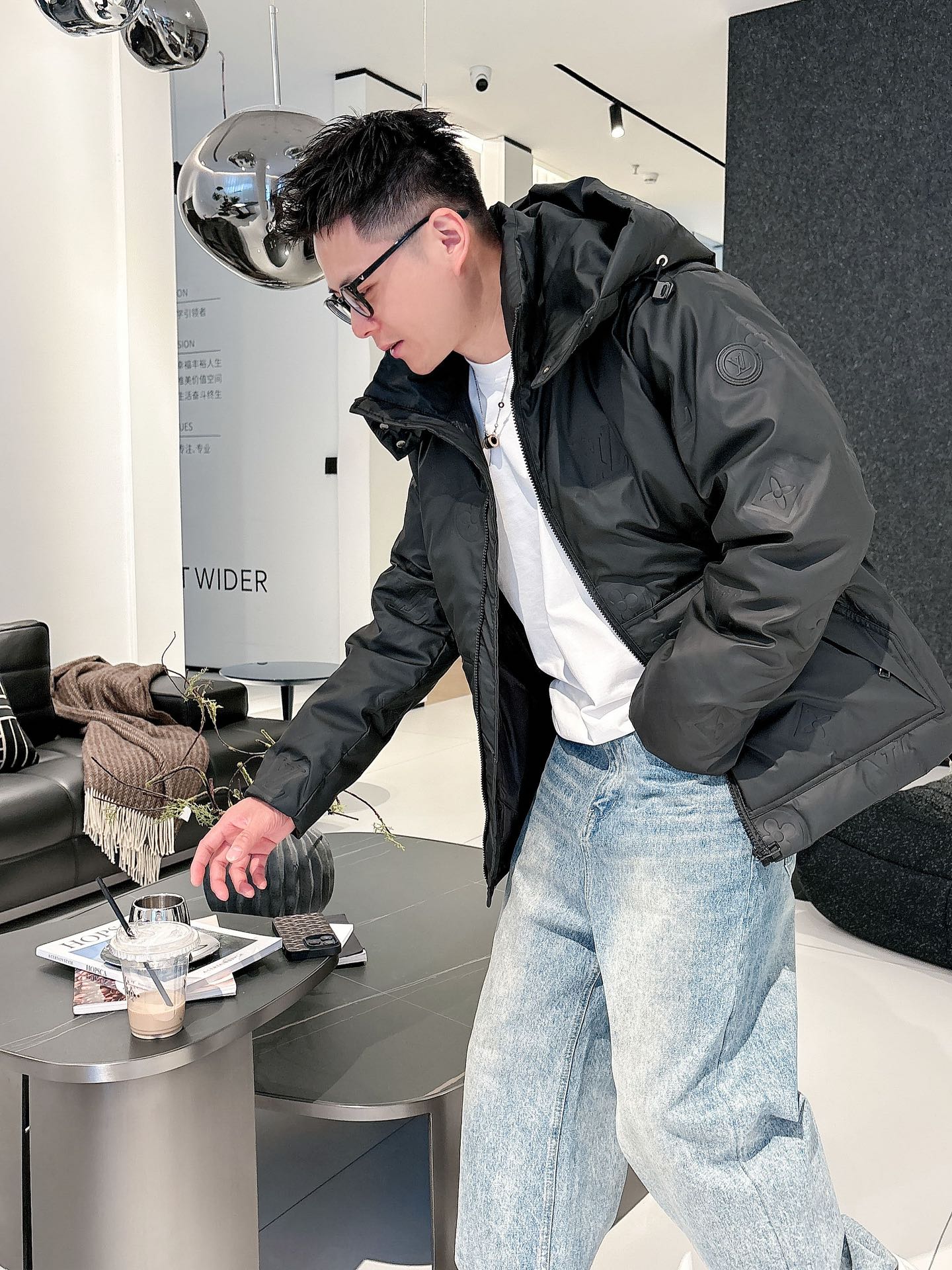 LV 官网款2025秋冬新款羽绒服。这款号称羽绒服届最高端的，全部90绒的三标齐全带着经典的Logo组合