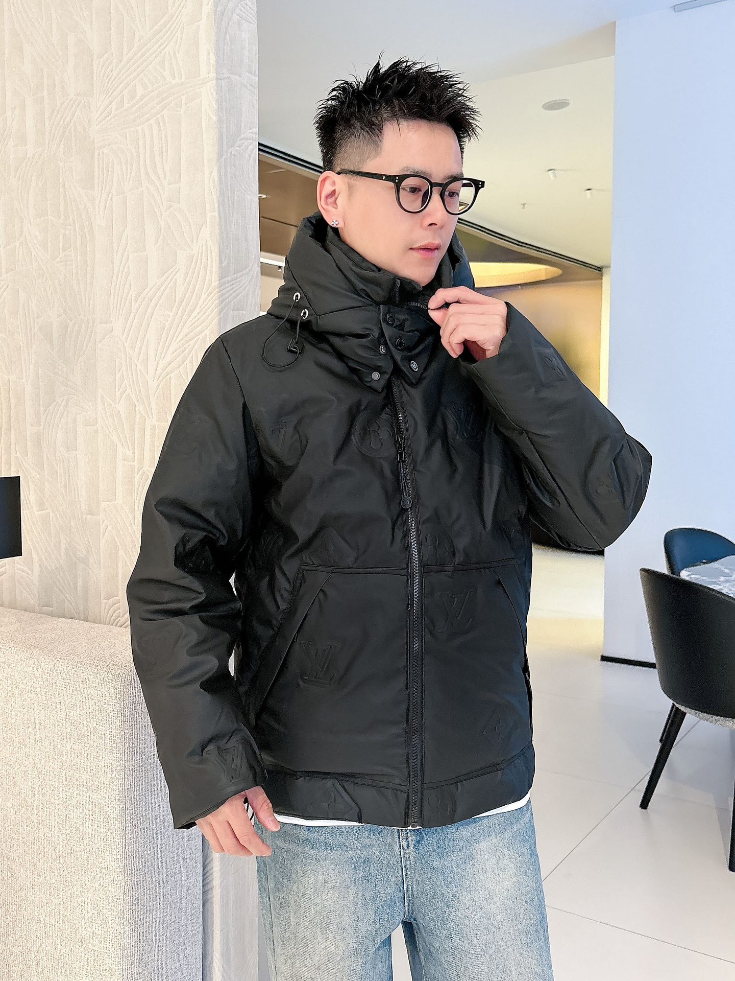 LV 官网款2025秋冬新款羽绒服。这款号称羽绒服届最高端的，全部90绒的三标齐全带着经典的Logo组合