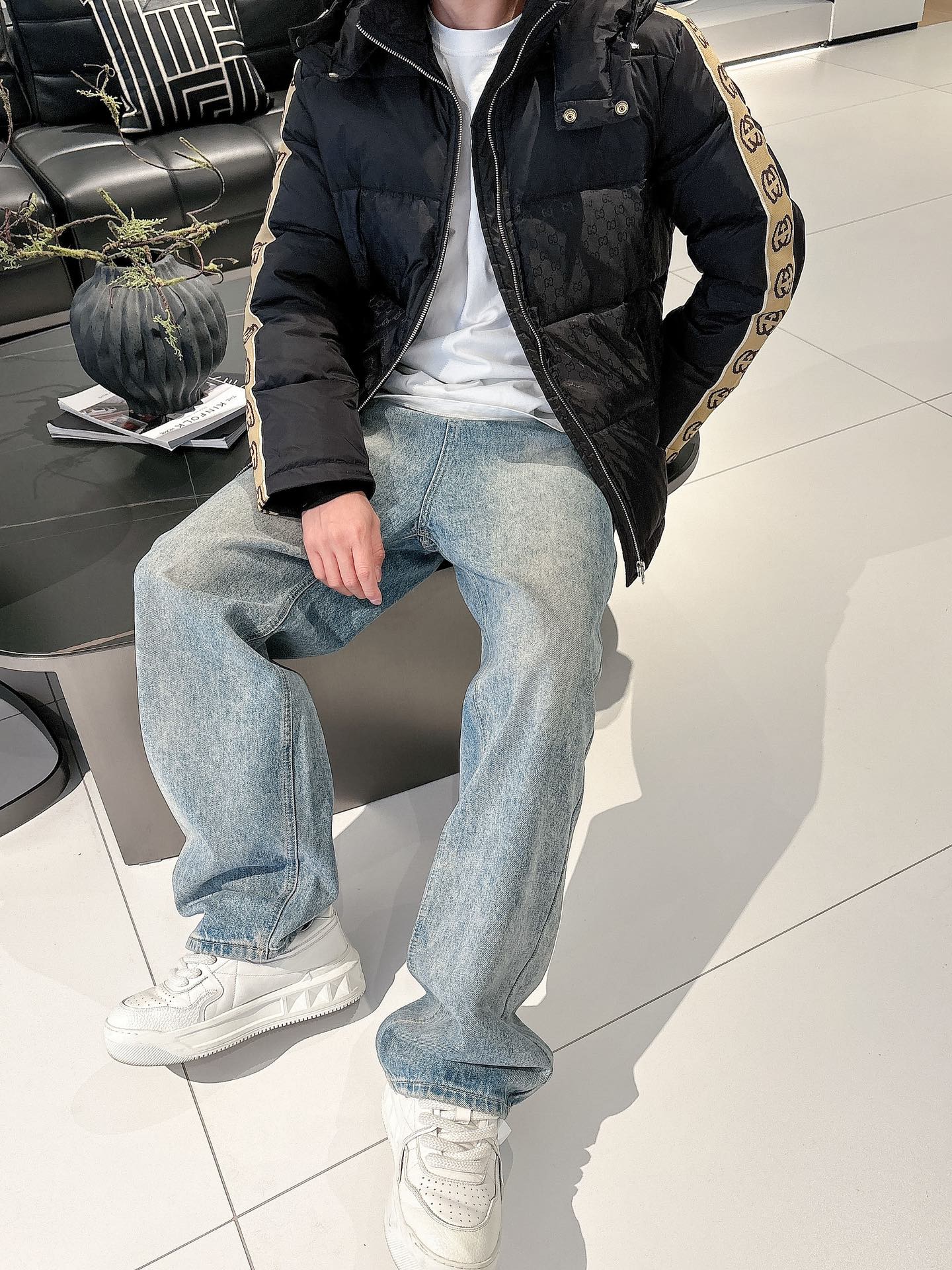 古奇 官网款2025秋冬新款羽绒服。这款号称羽绒服届最高端的，全部90绒的三标齐全带着经典的Logo组合