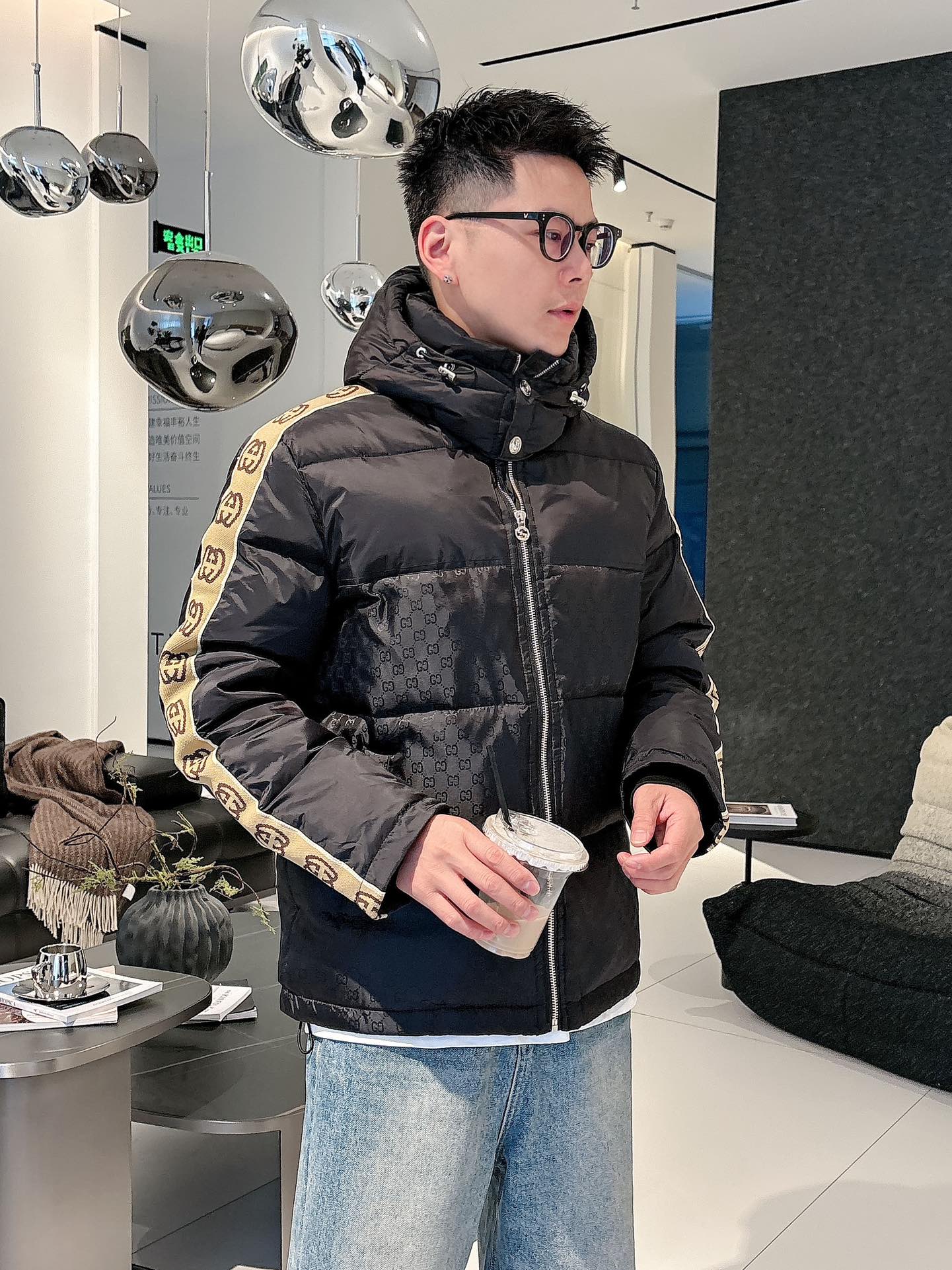 古奇 官网款2025秋冬新款羽绒服。这款号称羽绒服届最高端的，全部90绒的三标齐全带着经典的Logo组合