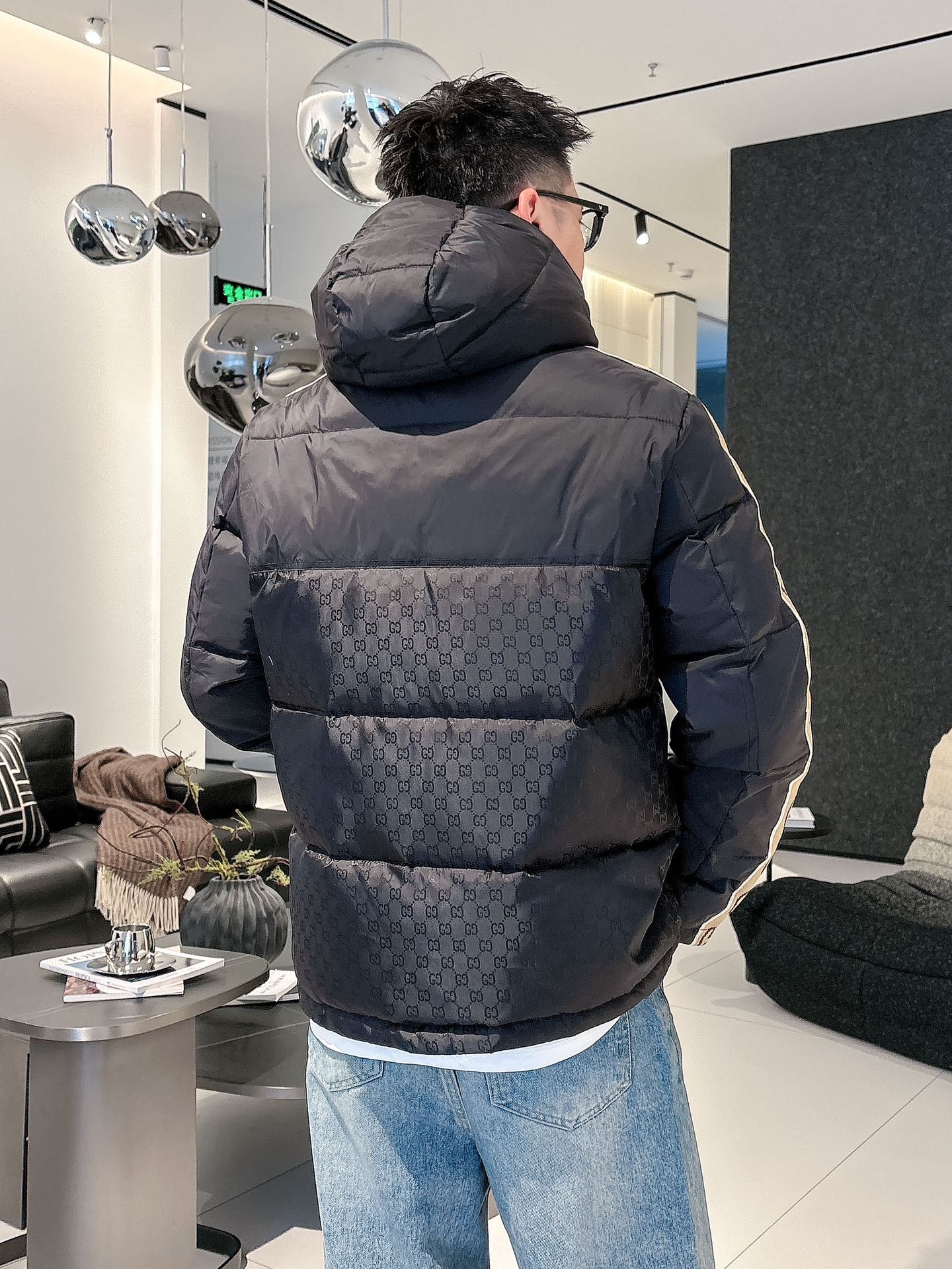 古奇 官网款2025秋冬新款羽绒服。这款号称羽绒服届最高端的，全部90绒的三标齐全带着经典的Logo组合