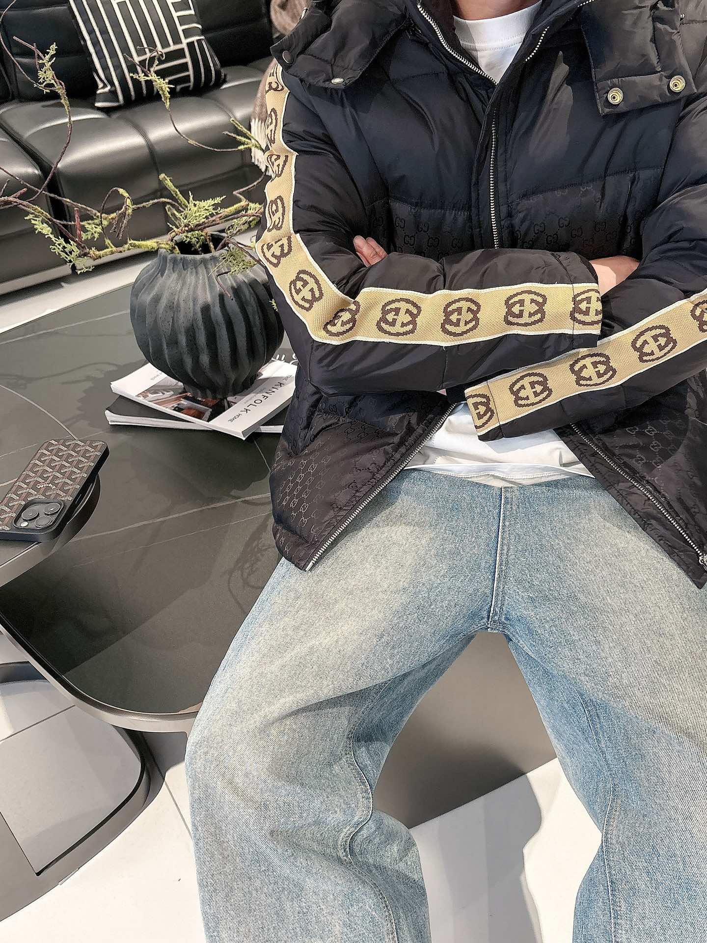 古奇 官网款2025秋冬新款羽绒服。这款号称羽绒服届最高端的，全部90绒的三标齐全带着经典的Logo组合