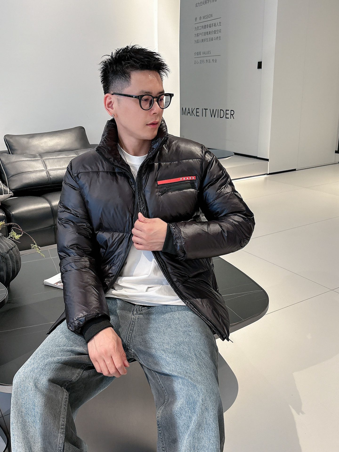 普拉达 官网款2025秋冬新款羽绒服。这款号称羽绒服届最高端的，全部90绒的三标齐全带着经典的Logo组