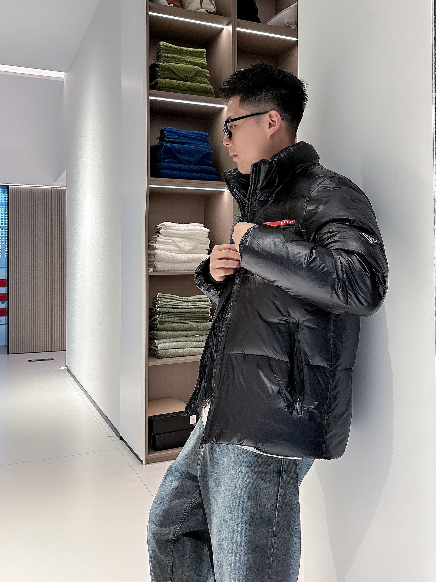 普拉达 官网款2025秋冬新款羽绒服。这款号称羽绒服届最高端的，全部90绒的三标齐全带着经典的Logo组