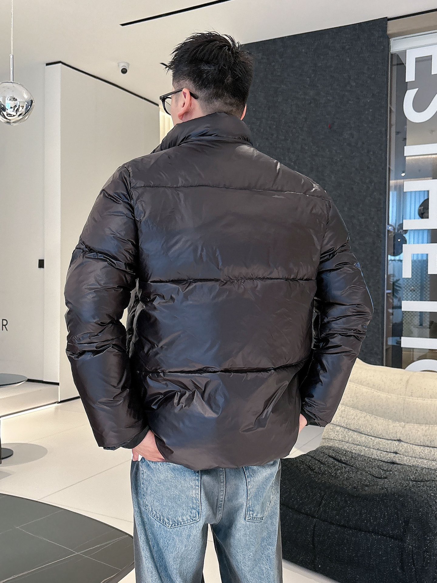 普拉达 官网款2025秋冬新款羽绒服。这款号称羽绒服届最高端的，全部90绒的三标齐全带着经典的Logo组